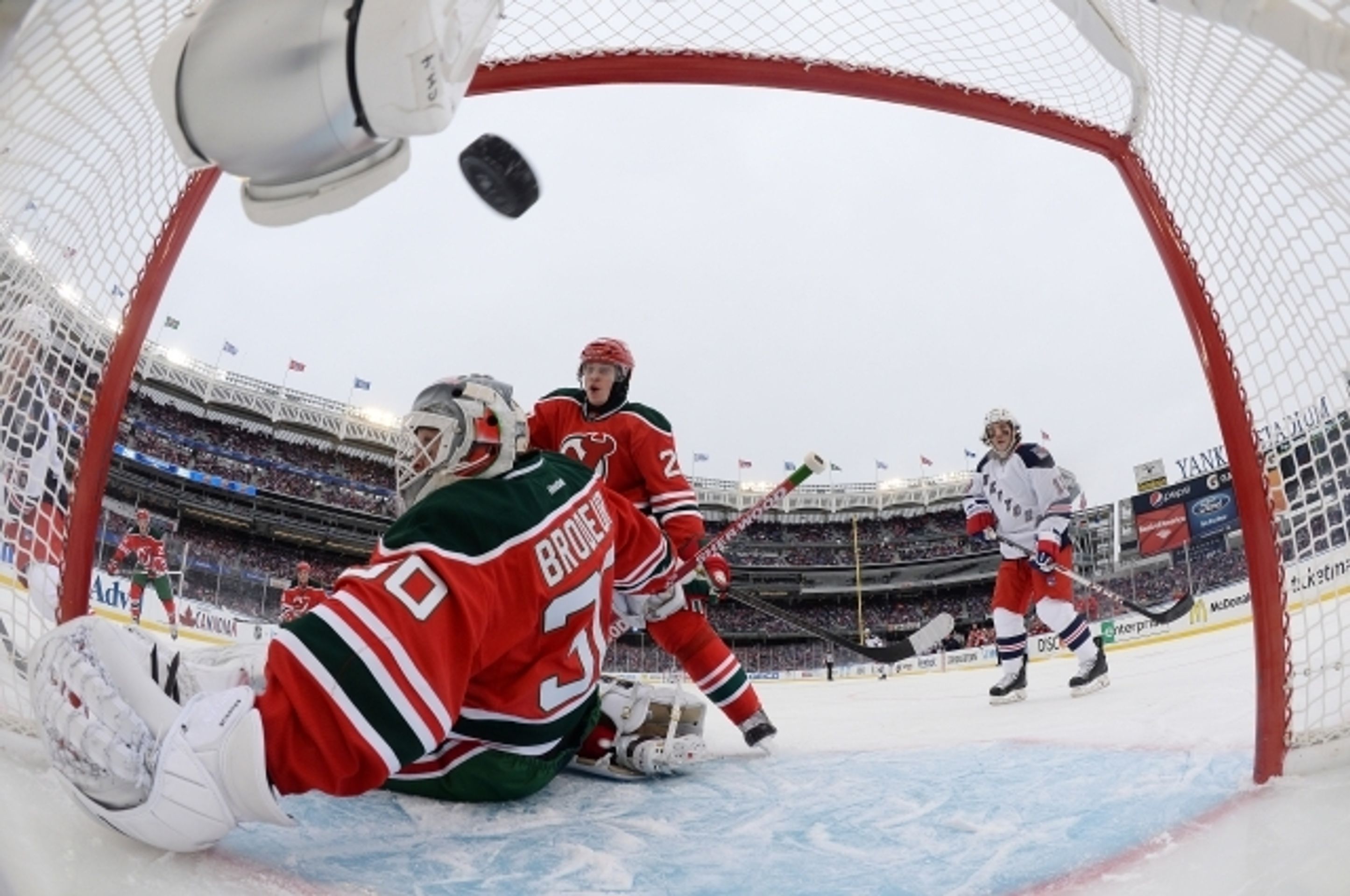 NHL na Yankee Stadium: Devils vs. Rangers - 14 - GALERIE: NHL na stadionu Yankees: Devils - Rangers (15/22)