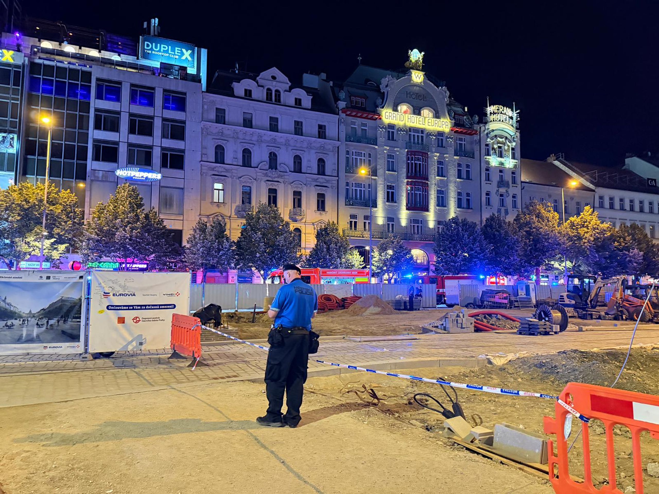 Noční požár a zásah hasičů na Václavském náměstí - Noční požár a zásah hasičů na Václavském náměstí (1/13)
