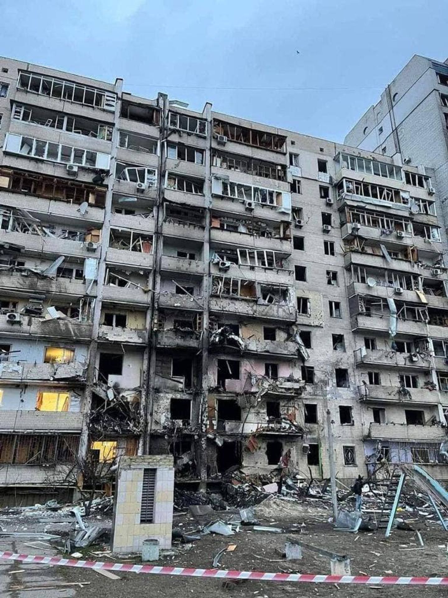 Obytný dům v Kyjevě po nočním leteckém útoku - Druhý den války na Ukrajině (14/24)