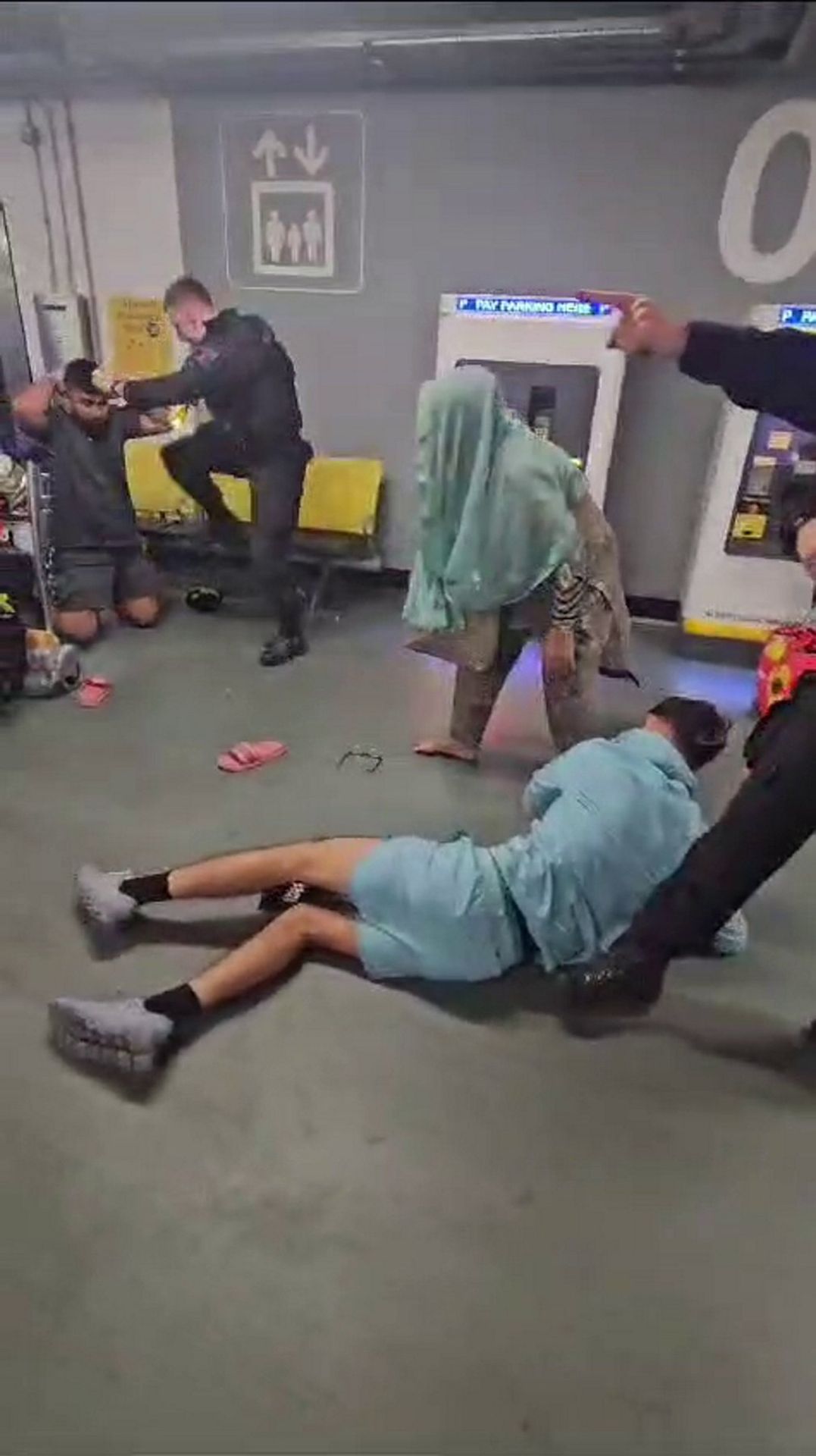 Policista kopal agresivního muže do hlavy (2) - Policista kopal agresivního muže do hlavy (1/4)