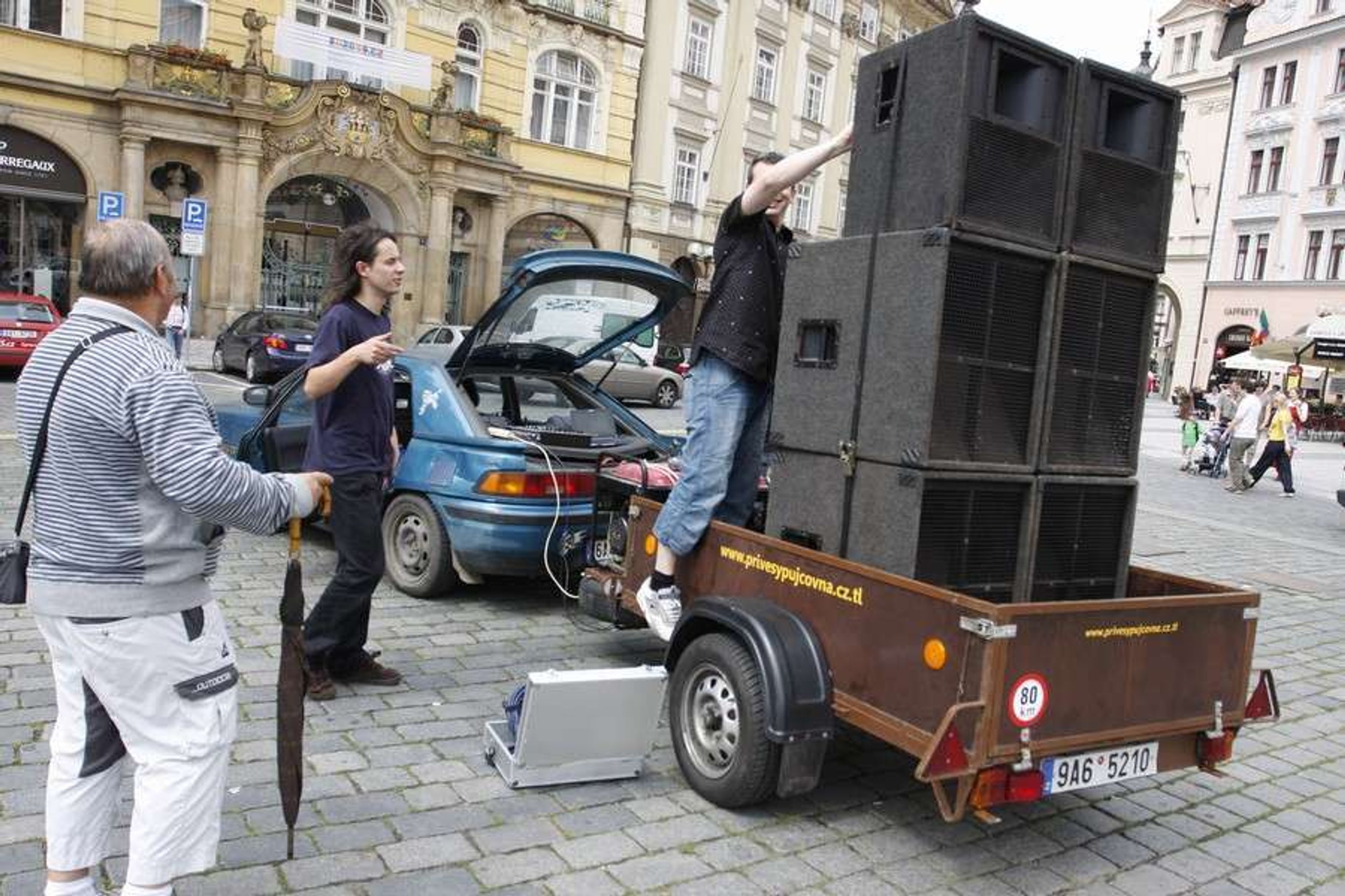Jacksonovi fanoušci na Staroměstském náměstí - Fotogalerie: Jacksonovi fanoušci na Staroměstském náměstí (2/5)