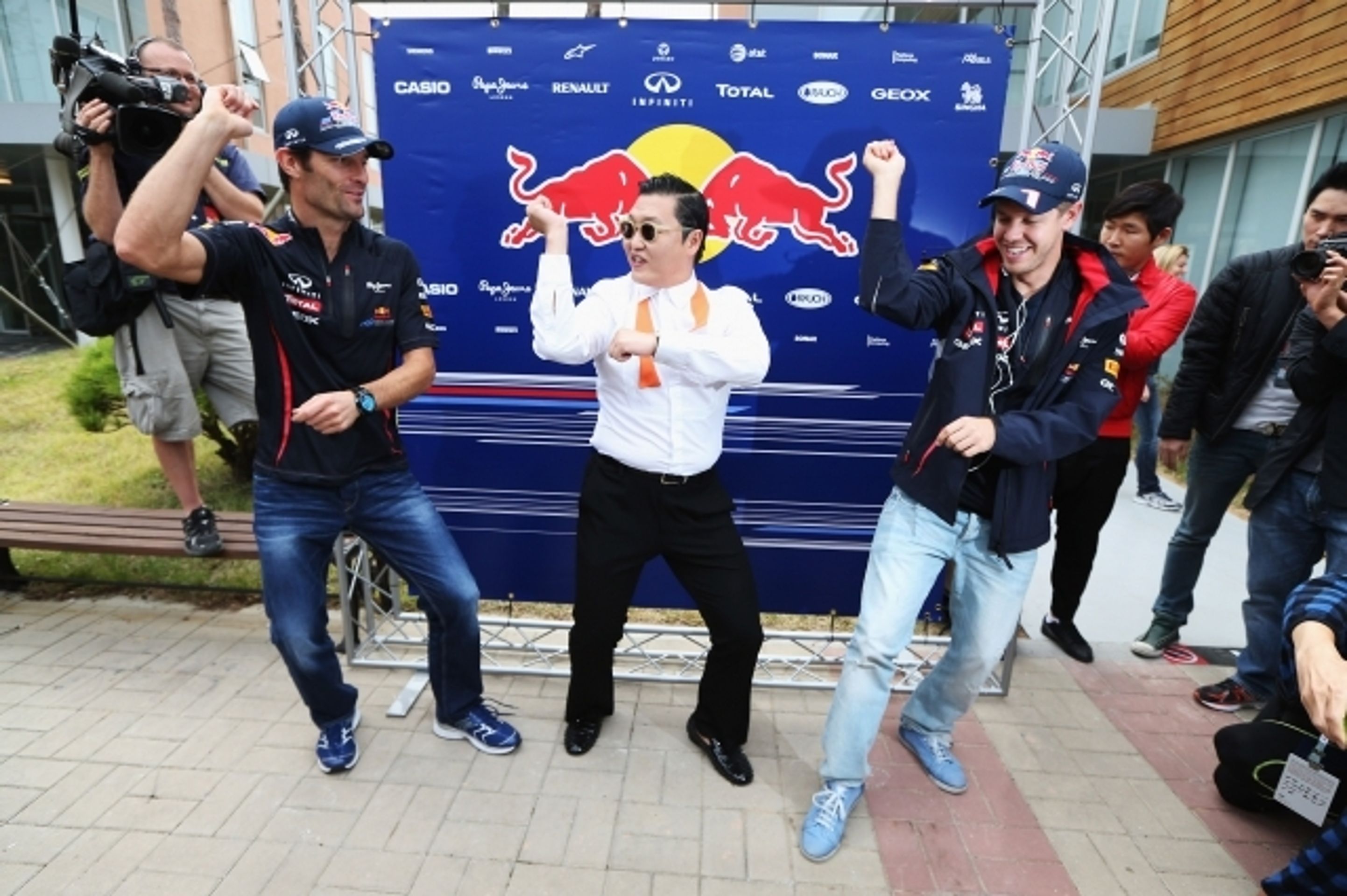 Vettel, Webber, Psy a Gangnam style - 2 - GALERIE: Vettel, Webber, Psy a gangnam style (2/11)