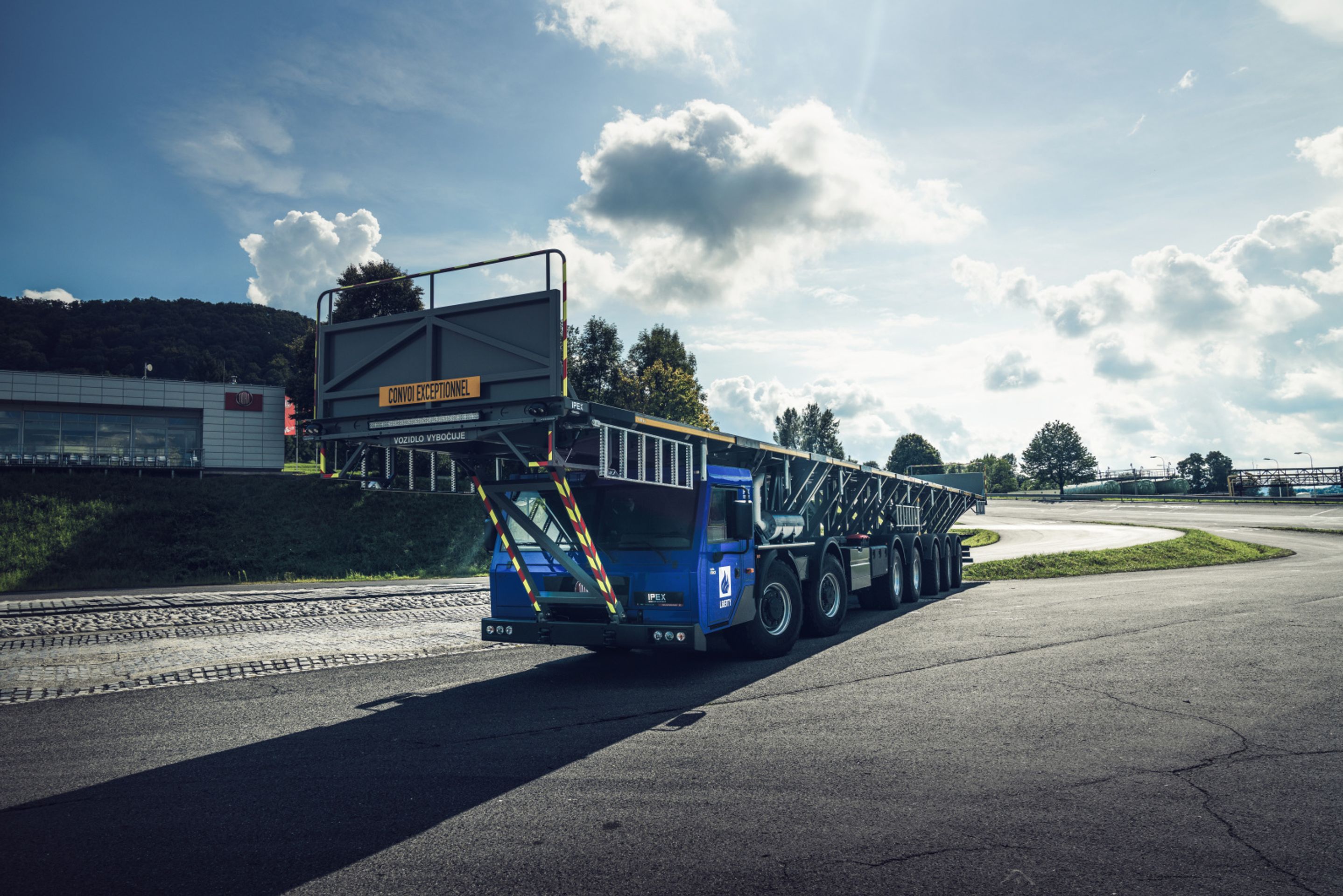 Nejdelší Tatra na světě - Nejdelší Tatra na světě má sedm náprav a měří přes 25 metrů (1/6)