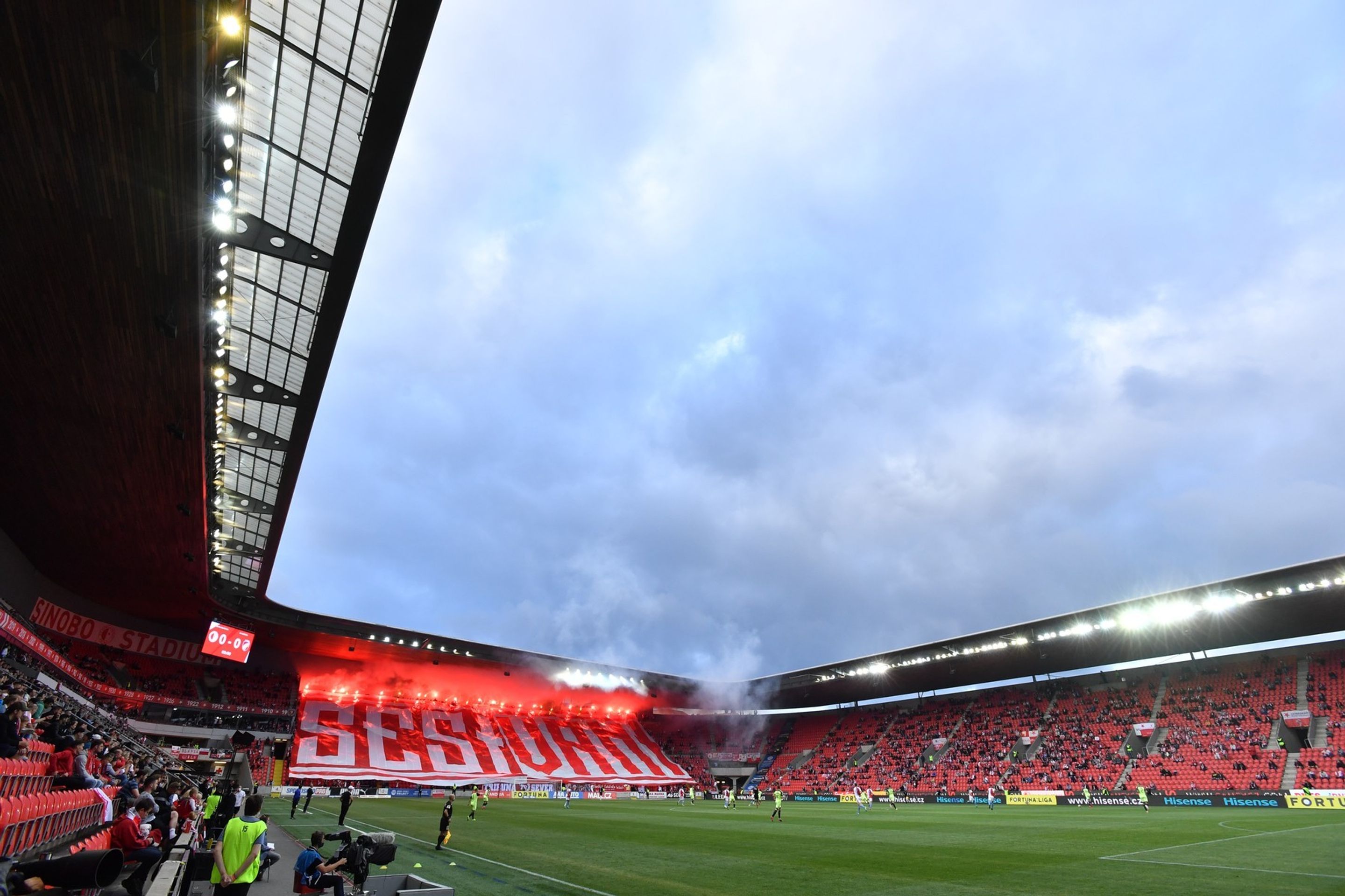 Oslavy titulu fotbalové Slavie - 1 - OBRAZEM: Jak Slavia slavila titul. Fanoušci čekali před stadionem! (7/7)