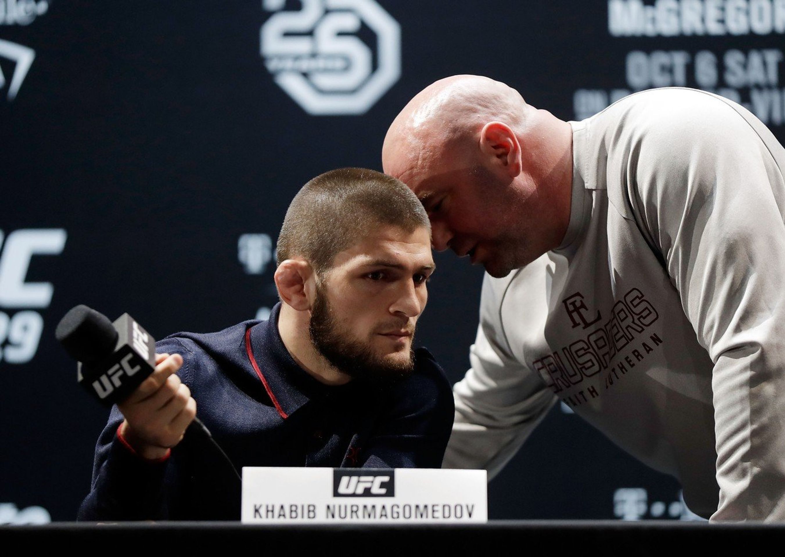 Khabib Nurmagomedov - GALERIE: McGregor přišel pozdě na tiskovku a naštval Khabiba (1/4)