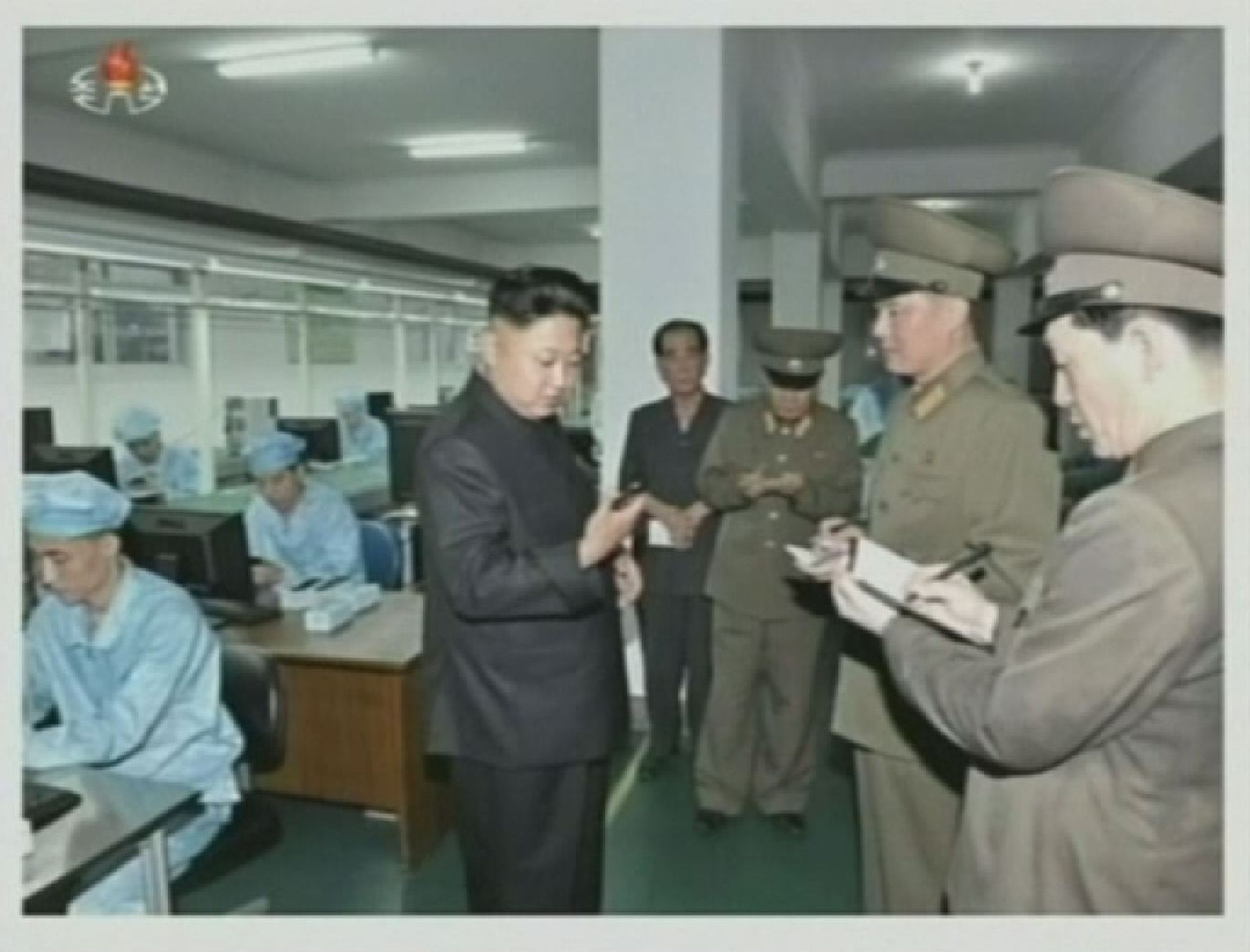 Kim Čong-un v údajné továrně na mobilní telefony - 6 - GALERIE: Kim Čong-un a nový korejský telefon z Číny (2/6)