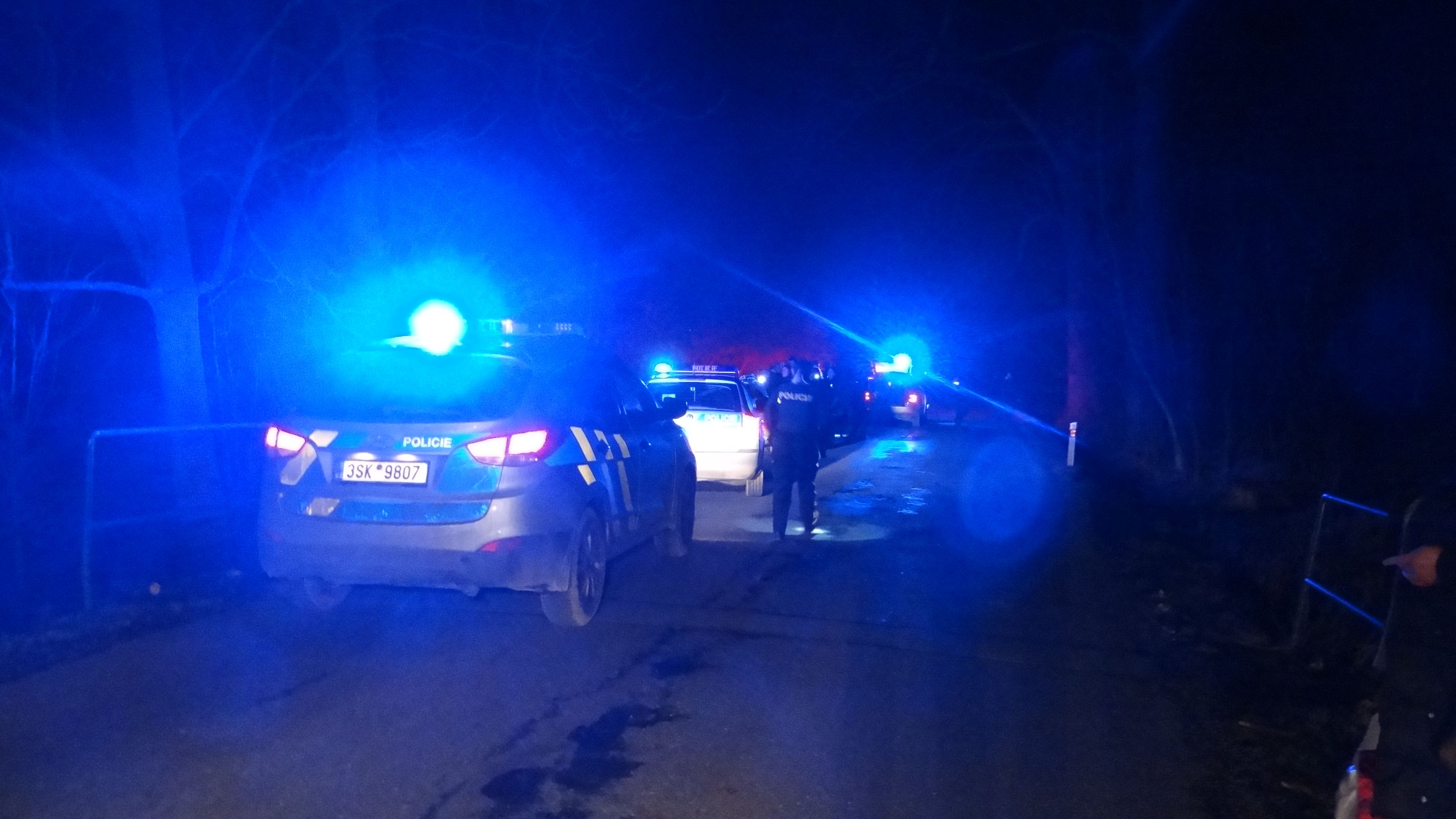 Ujíždějící řidič naboural dvě policejní auta a skončil převrácený v příkopu - GALERIE: Policejní honička na Kladensku (6/7)
