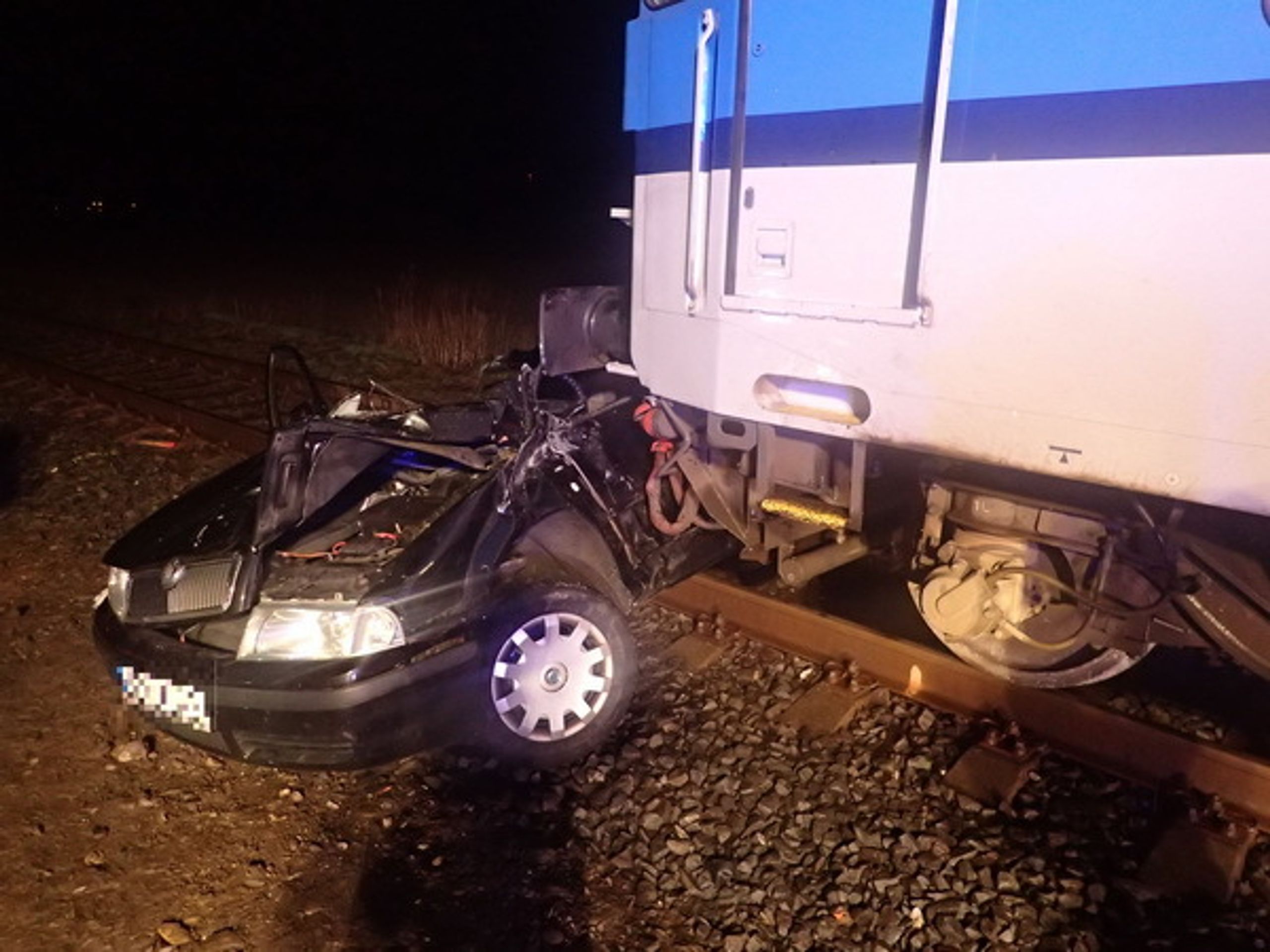 Srážka vlaku a auta u Krnova - 3 - GALERIE: Vlak smetl auto, zraněné museli vystříhat hasiči (1/3)