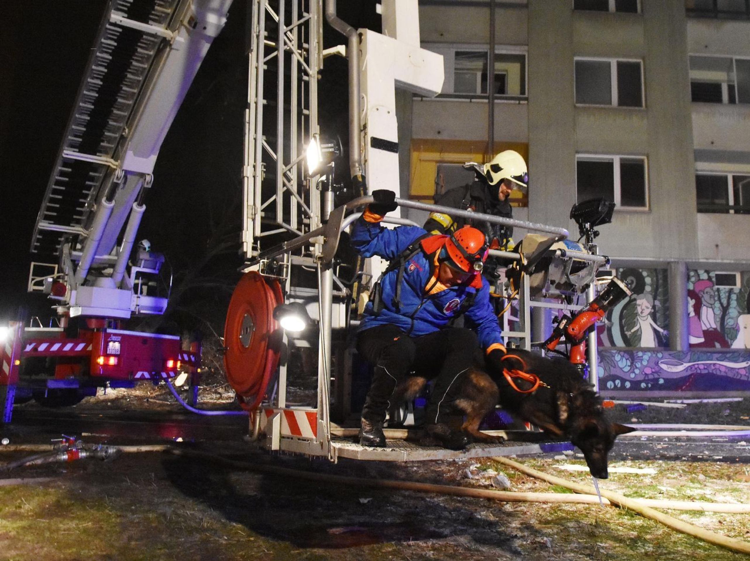 Záchranáři se psem prohledávali panelák v Prešově - 4 - GALERIE: Záchranáři prohledávali panelák v Prešově (9/10)