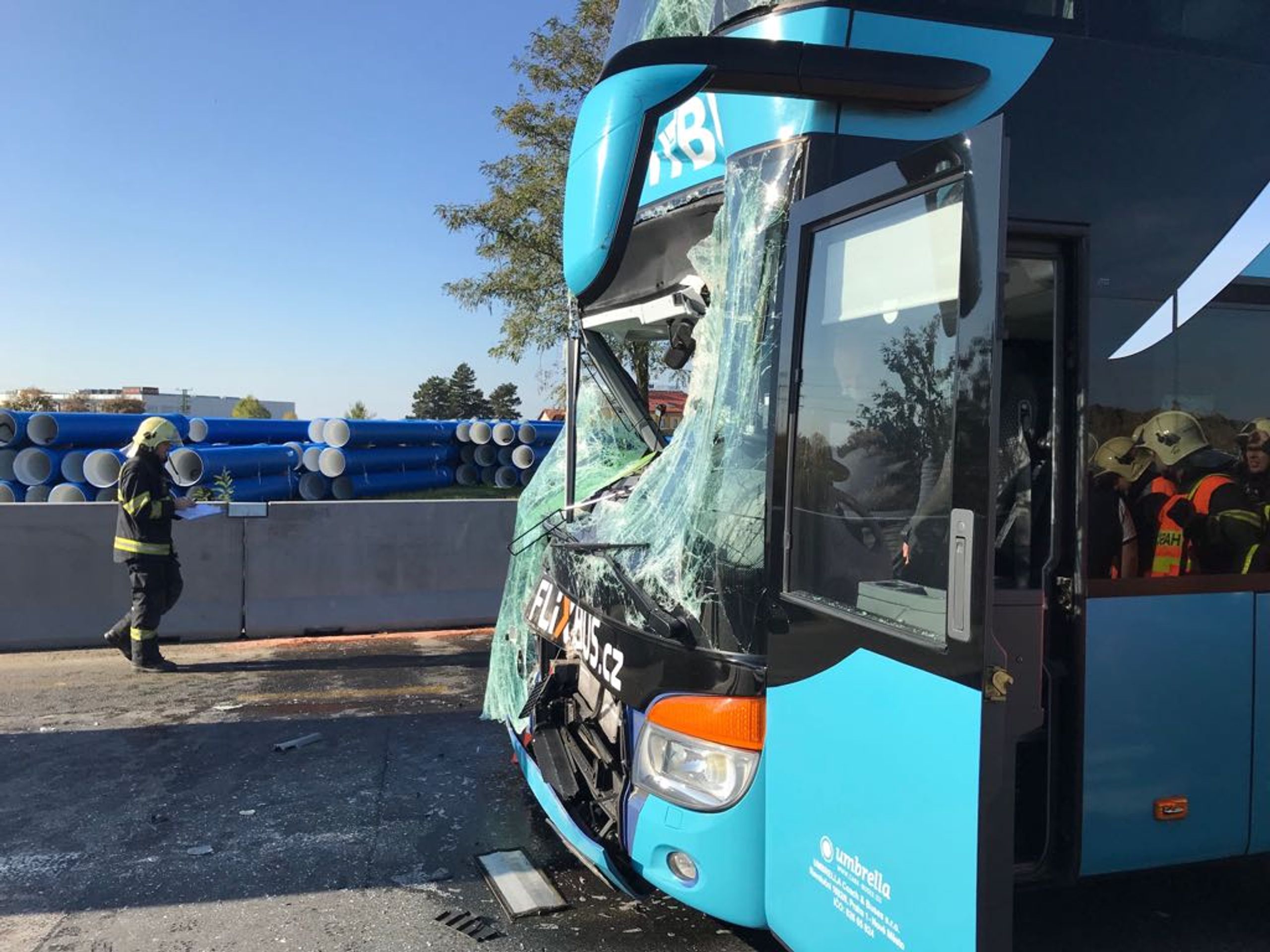 Nehoda na dálnici D8 - 4 - GALERIE: Nehoda autobusu a kamionu (5/13)
