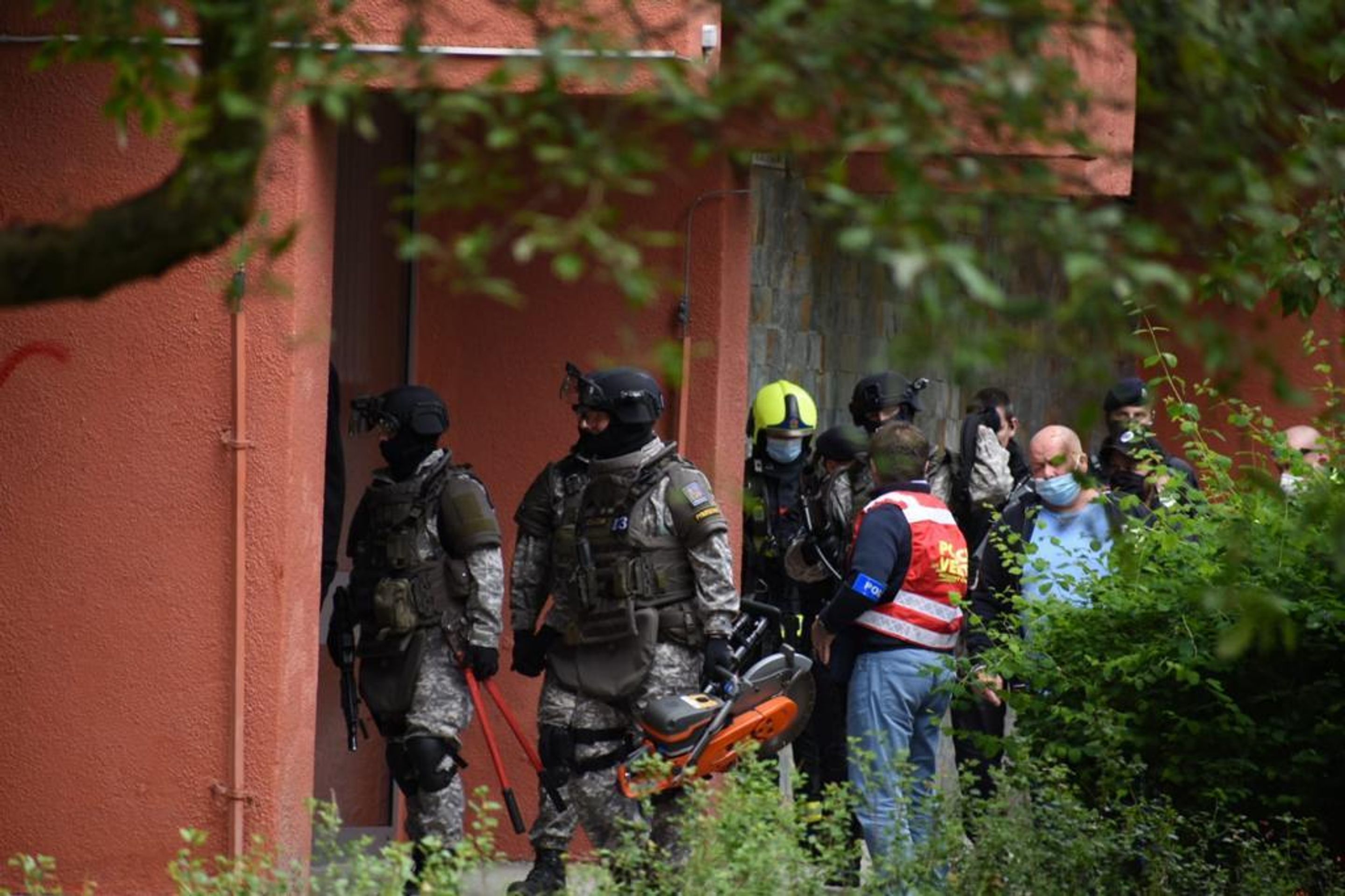 Policejní zásahovka v pražských Kobylisích - 8 - GALERIE: Do pražských Kobylis vyjížděla policejní zásahovka (8/11)