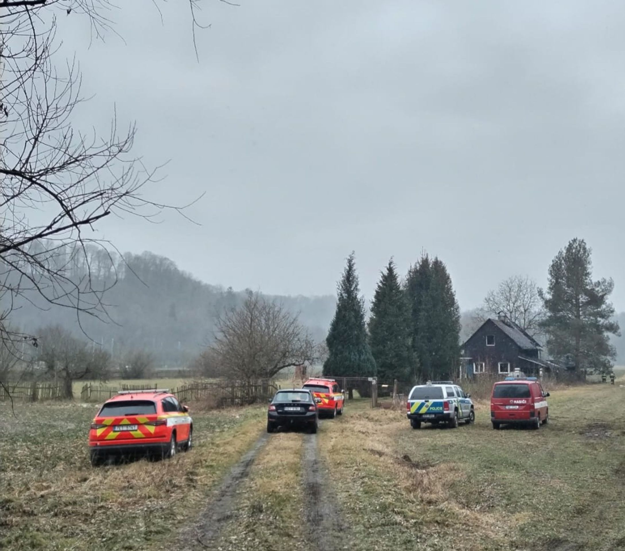Policie spolu s hasiči ohledávají místo nočního požáru domu v Brandýse nad Orlicí (2) - Požár domu na Orlickoústecku (7/9)