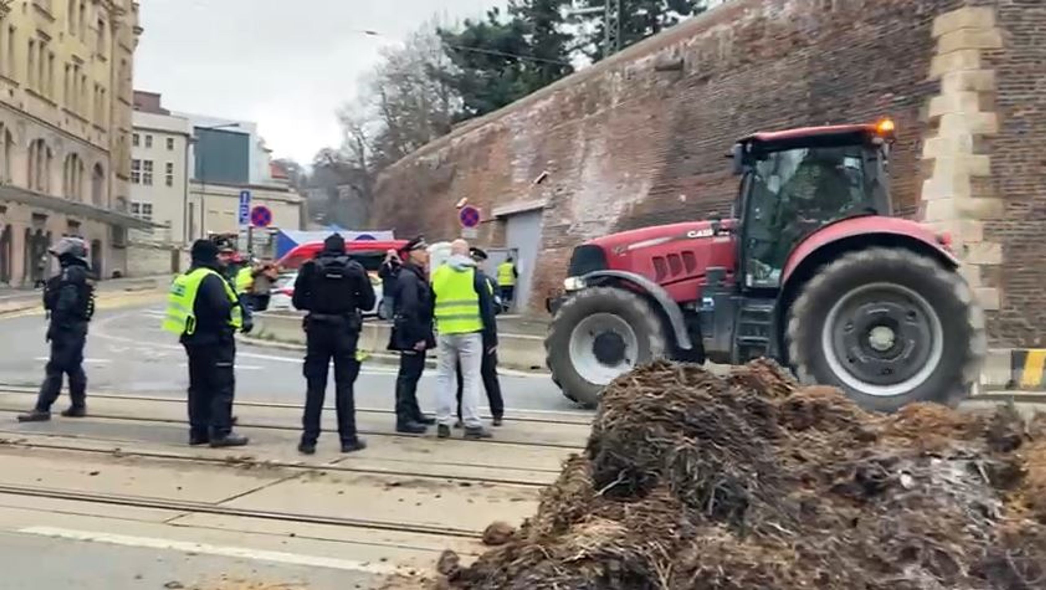 Vysypaný hnůj před Úřadem vlády - Protestující zemědělci v Praze (8/21)