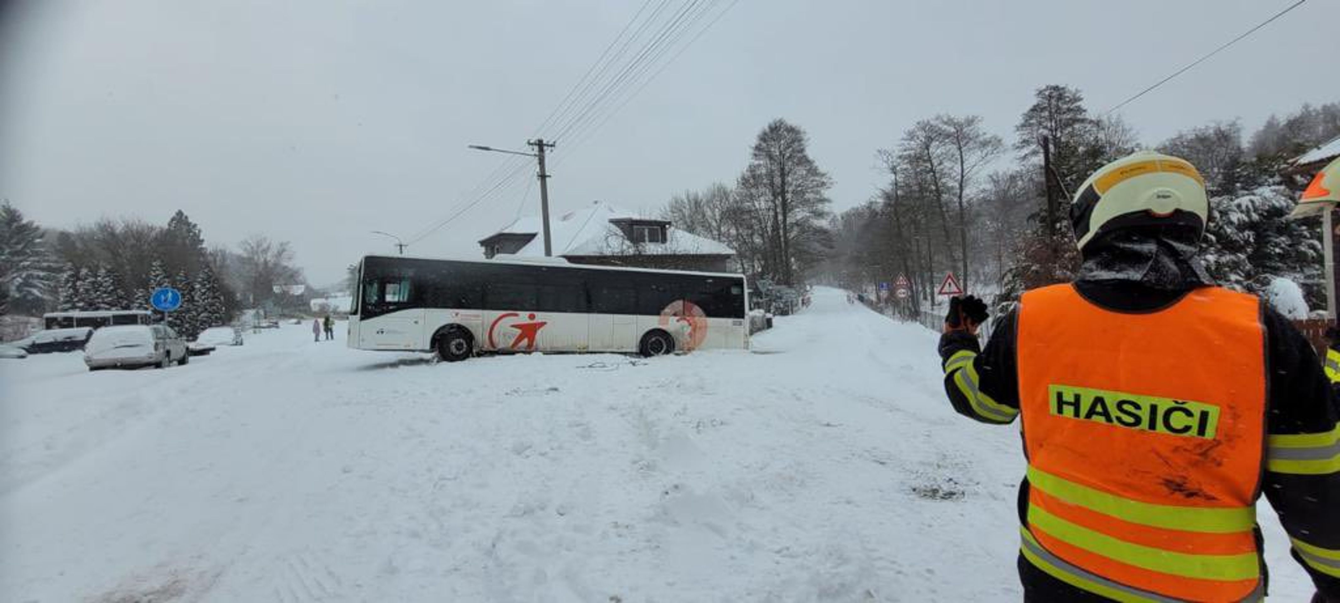 Nehoda autobusu v Moravskoslezském kraji - Počasí komplikuje dopravu (9/12)