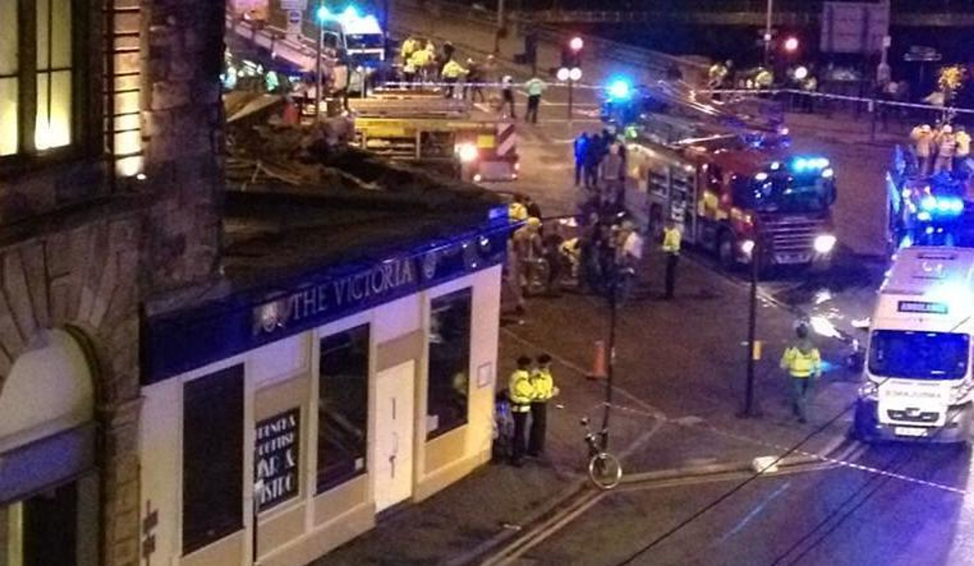 V Glasgow spadl vrtulník - 1 - GALERIE: FOTO z místa hrůzy: Na klub centru města spadl policejní vrtulník! (6/6)