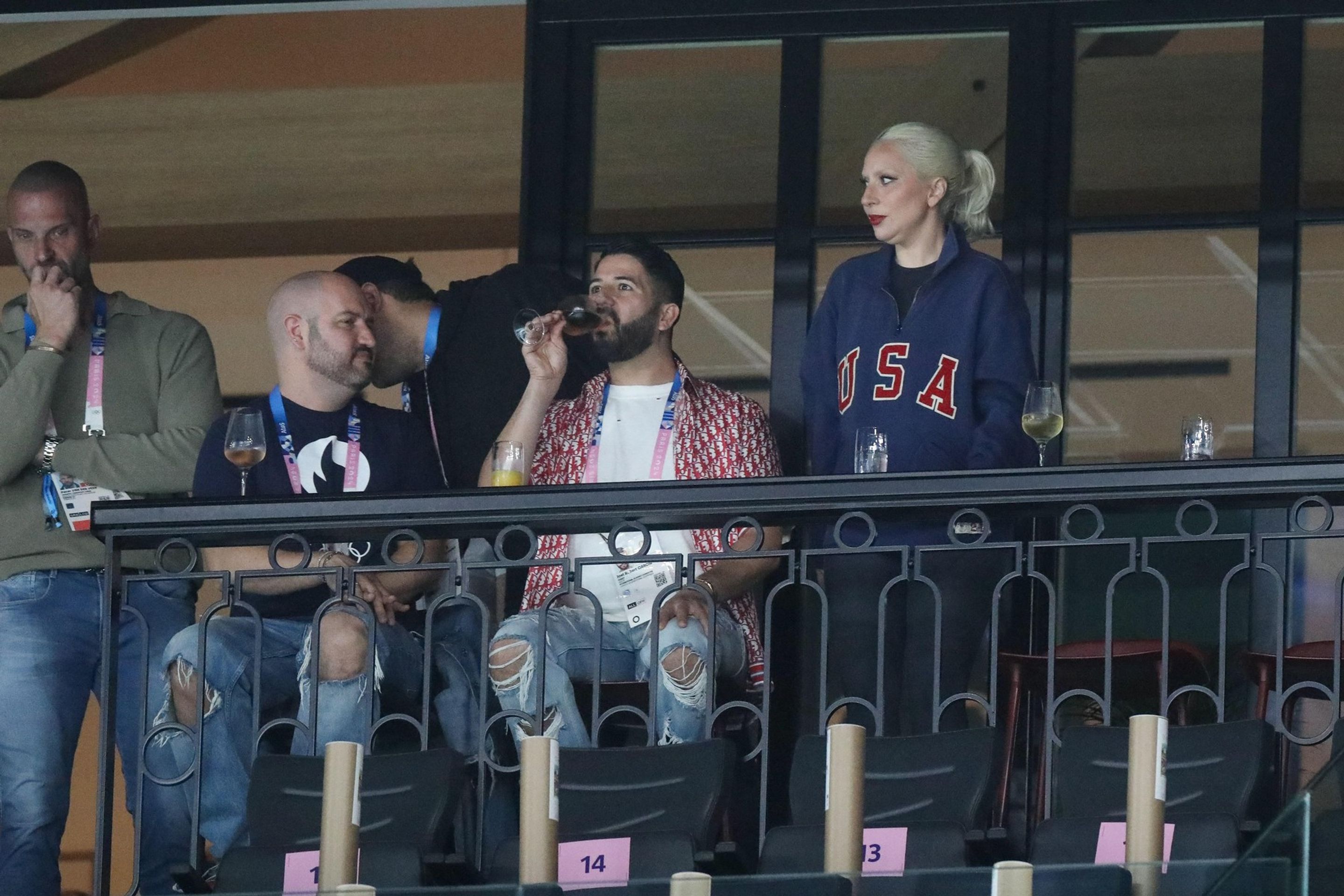 Zpěvačka Lady Gaga (vpravo) - Celebrity v hledišti na LOH 2024 (5/13)