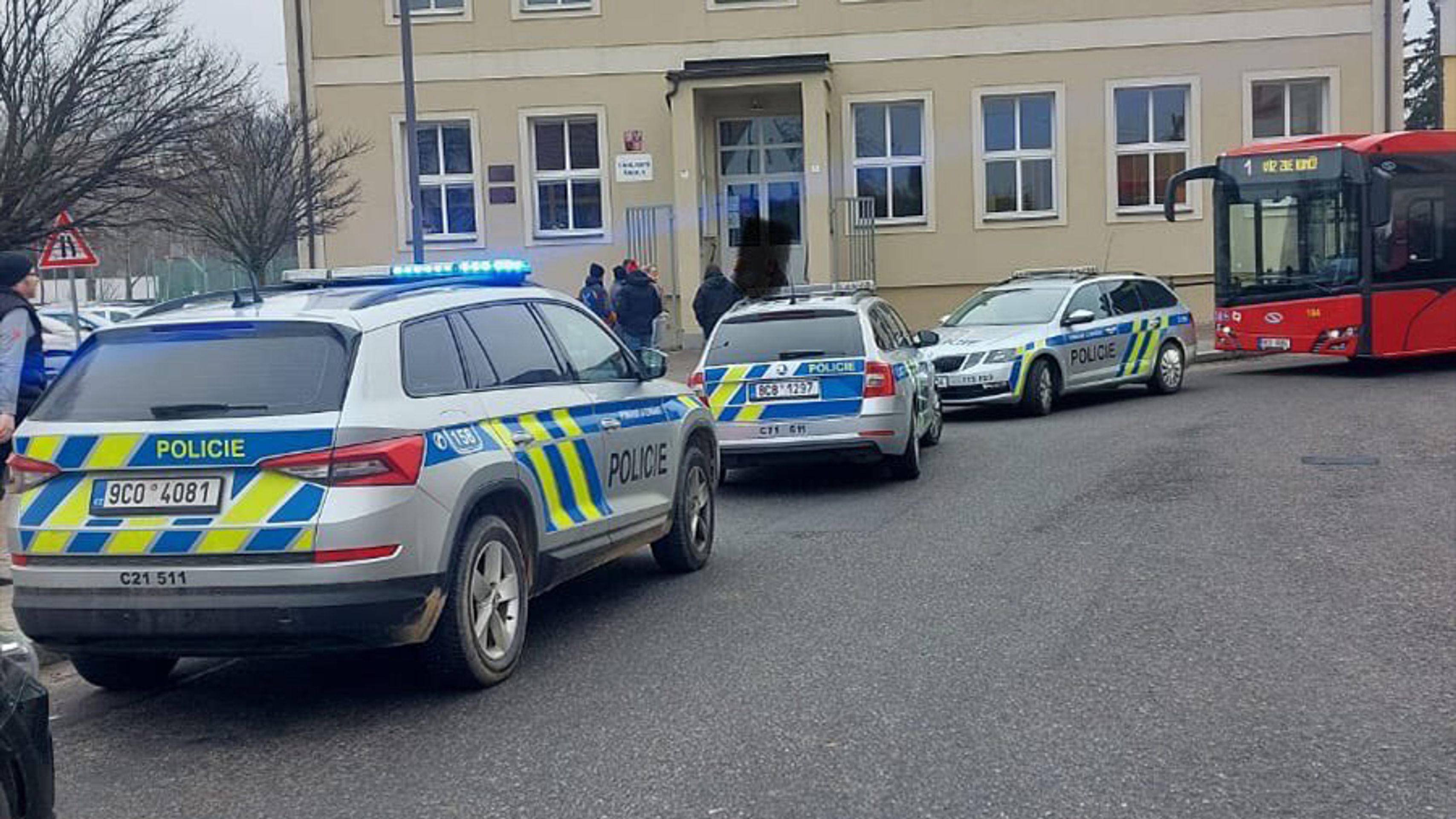 Zásah policie na základní škole v Českých Budějovicích - Zásah policie na základní škole v Českých Budějovicích (5/5)