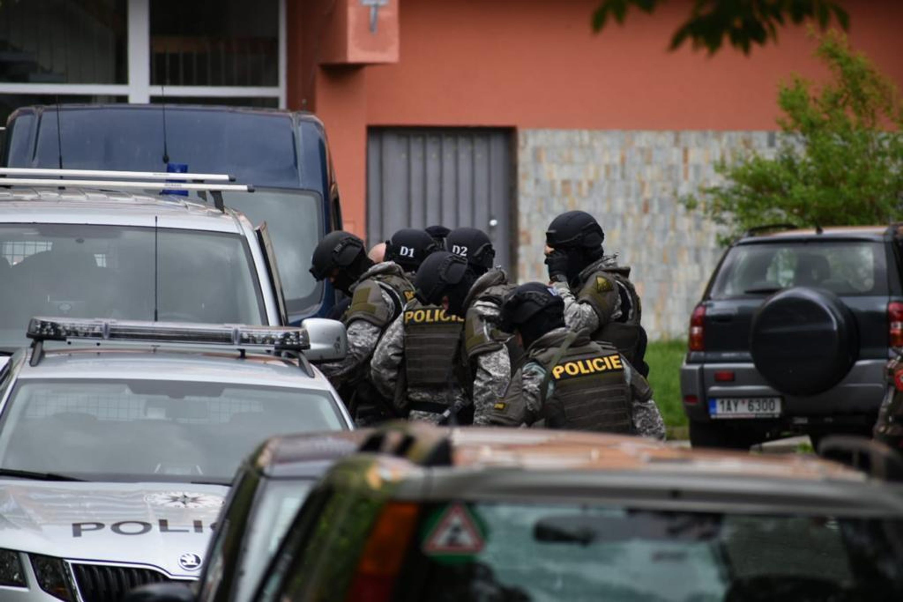 Policejní zásahovka v pražských Kobylisích - 4 - GALERIE: Do pražských Kobylis vyjížděla policejní zásahovka (4/11)