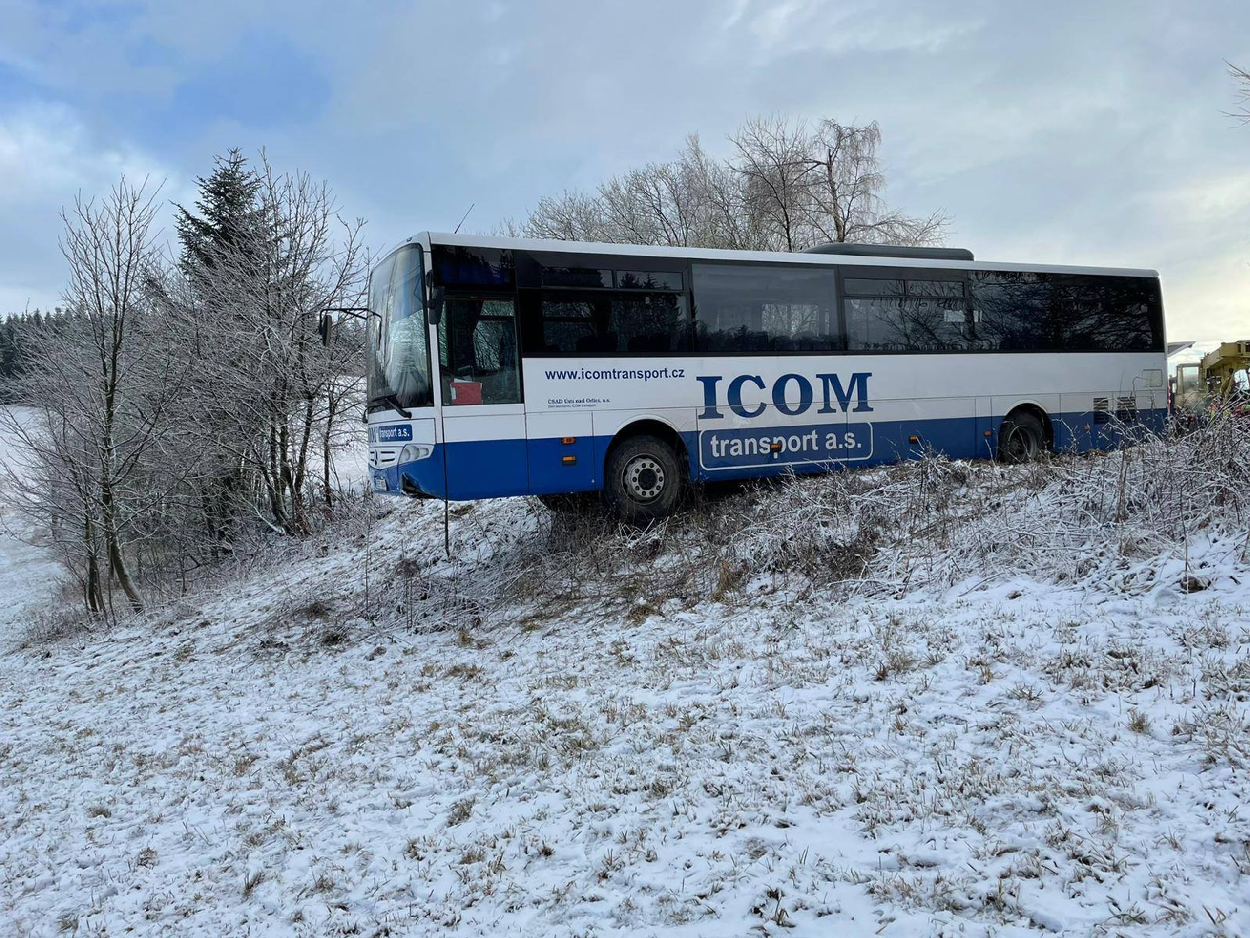 Nehoda linkového autobusu v Čenkovicích na Orlickoústecku - 1 - GALERIE: Nehoda linkového autobusu na Orlickoústecku (4/4)