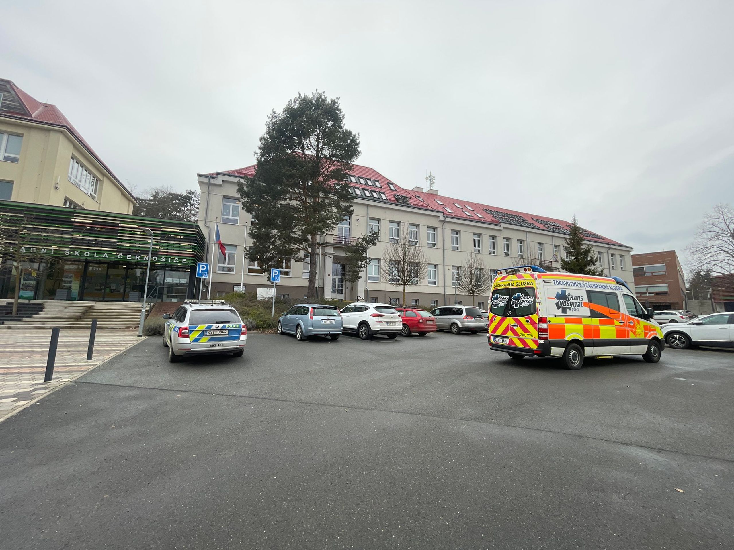 Zásah policie na základní škole v Černošicích - Zásah policie na základní škole v Černošicích (2/4)