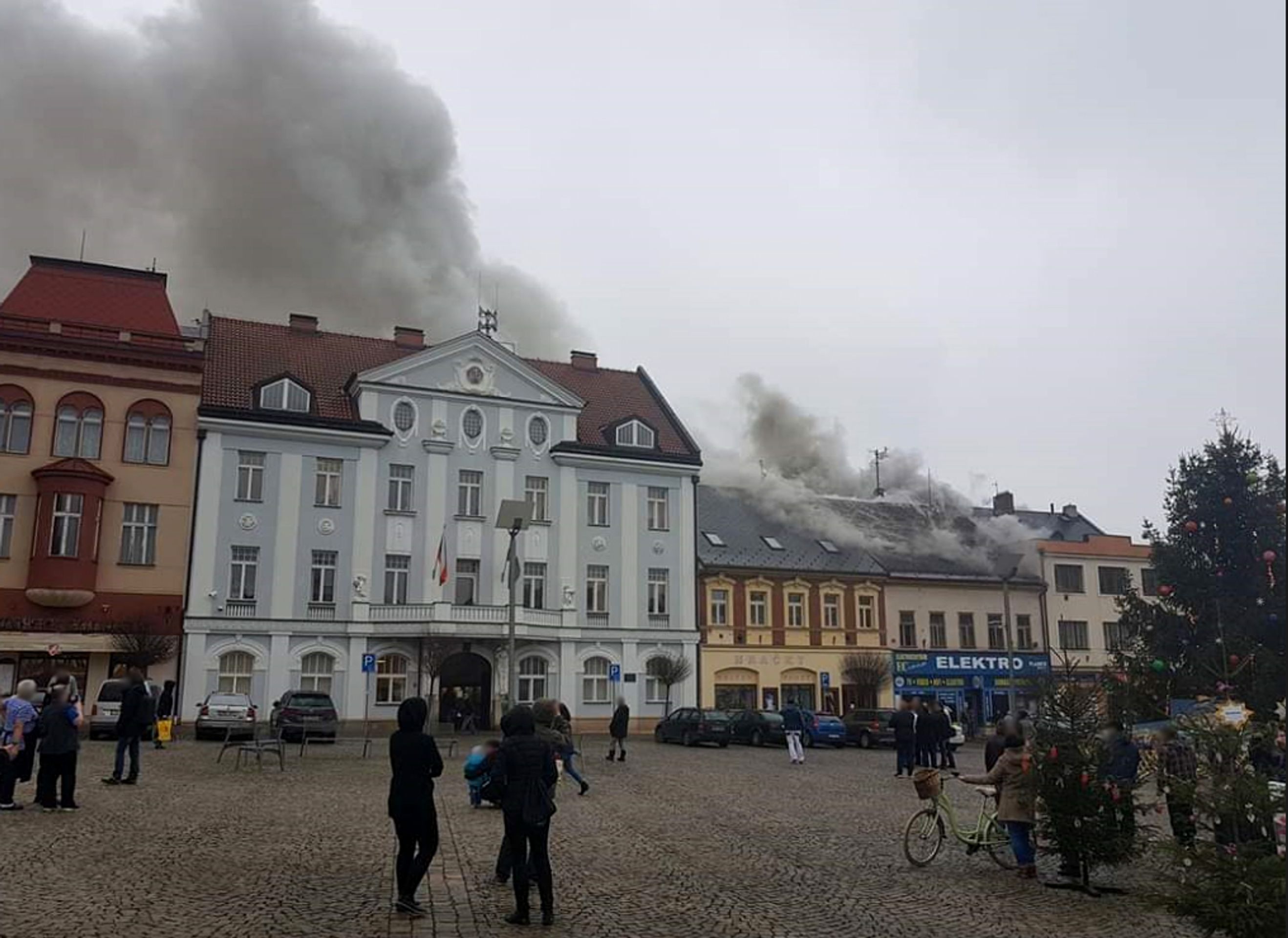 Požár domu ve Dvoře Králové nad Labem - 8 - GALERIE: Požáry ve Dvoře Králové nad Labem a v Kopřivnici (13/18)