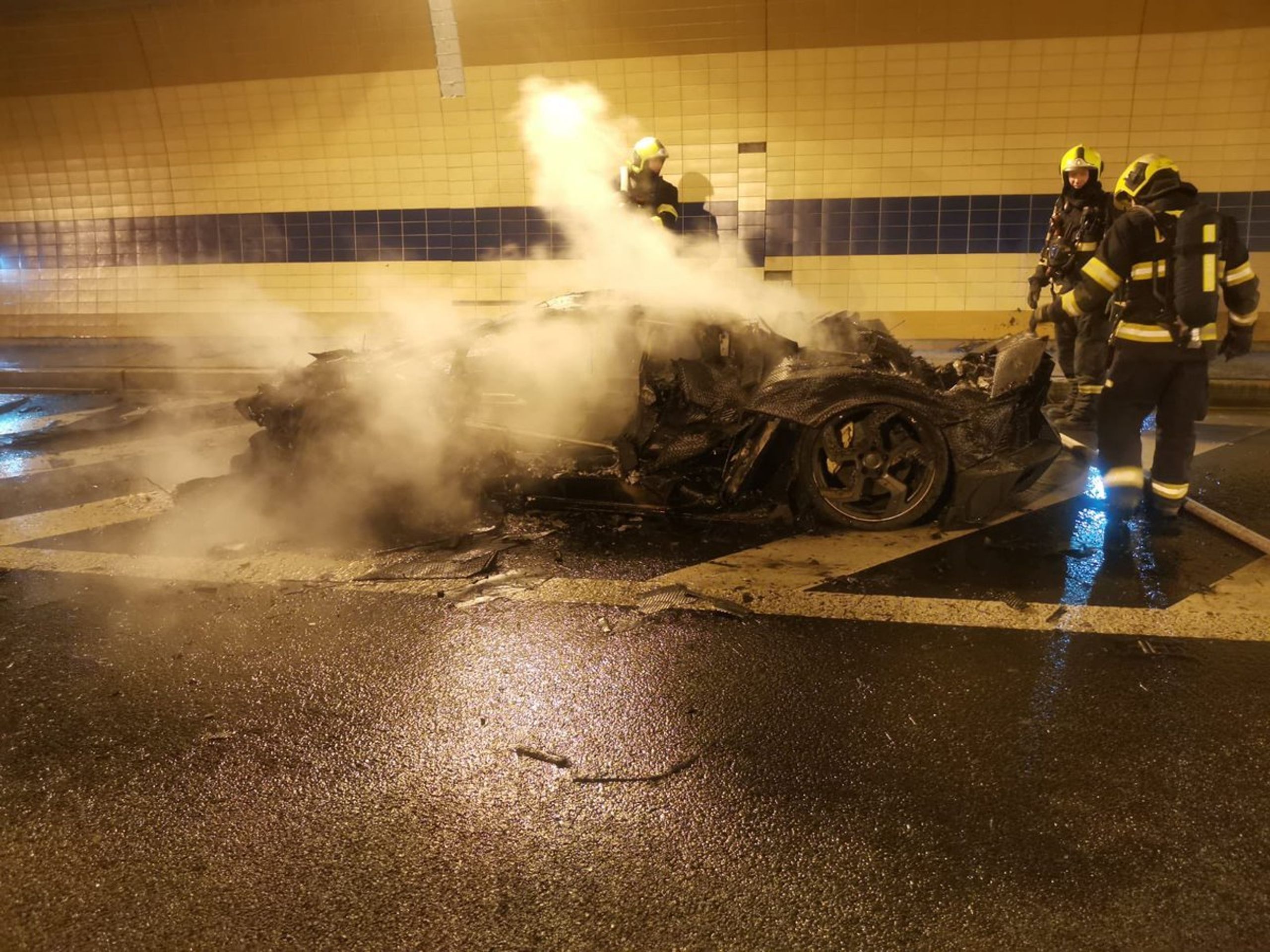 Hořící auto v tunelu Blanka - 1 - GALERIE: Hořící auto v tunelu Blanka (1/3)