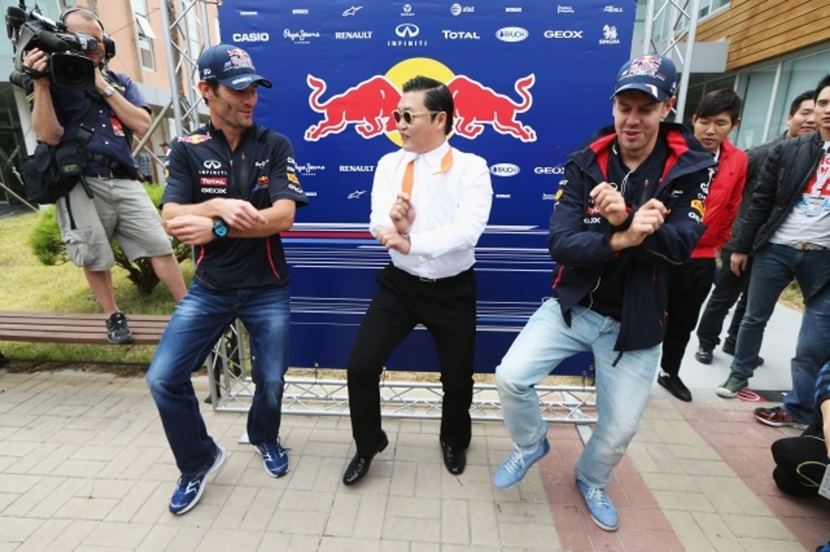 Vettel, Webber, Psy a Gangnam style - 4 - GALERIE: Vettel, Webber, Psy a gangnam style (3/11)