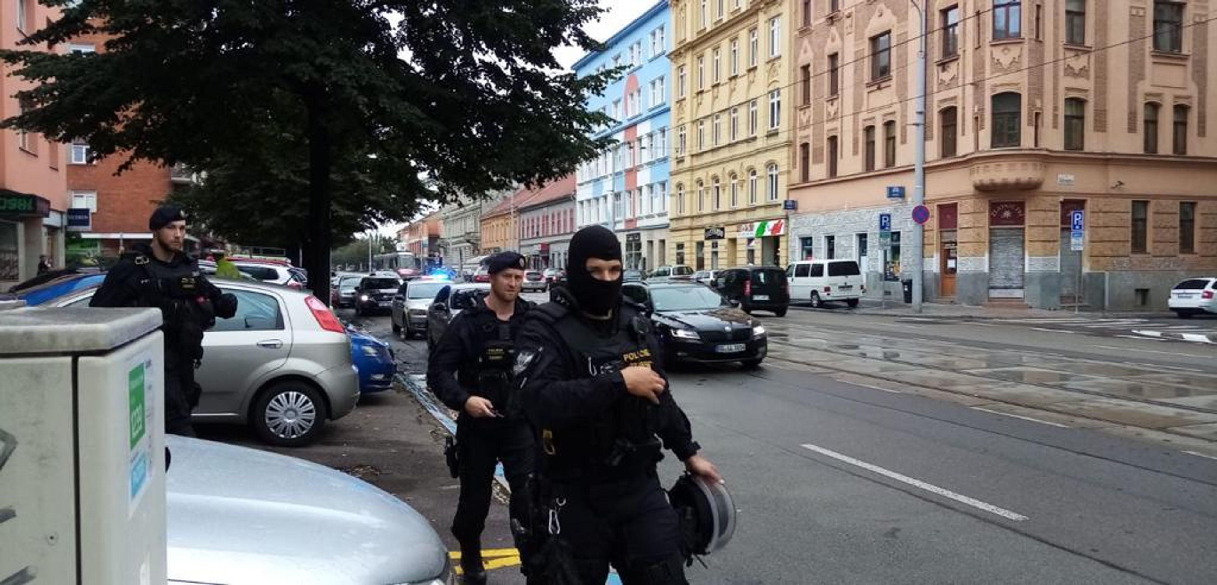 Prchajícího zloděje v Brně zastavil až výstřel - 1 - GALERIE: Majitel brněnského obchodu naháněl zloděje (4/4)