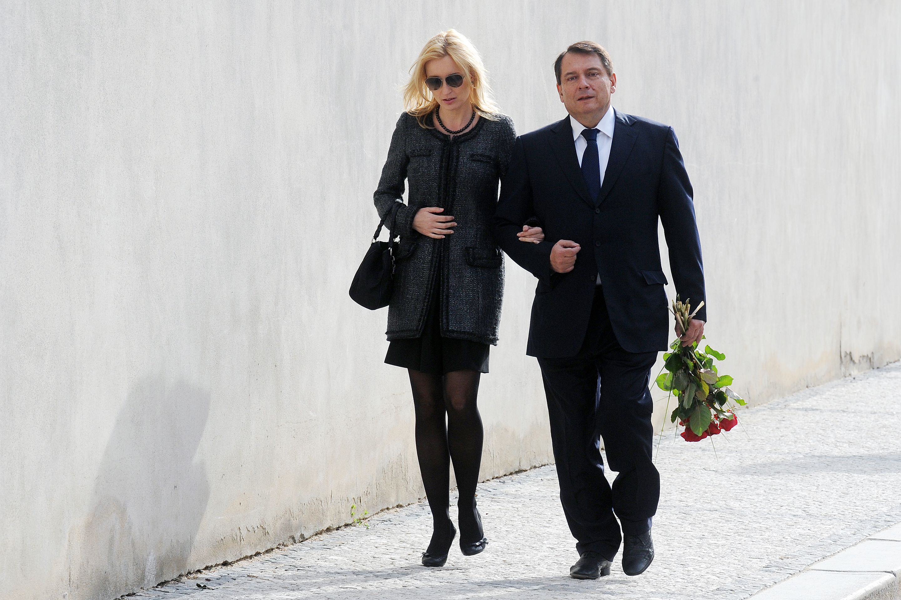 Jiří Paroubek a Petra Paroubková při rozloučení s expremiérem Stanislavem Grossem v dubnu 2015 - GALERIE: Jiří Paroubek a Petra Paroubková (11/14)