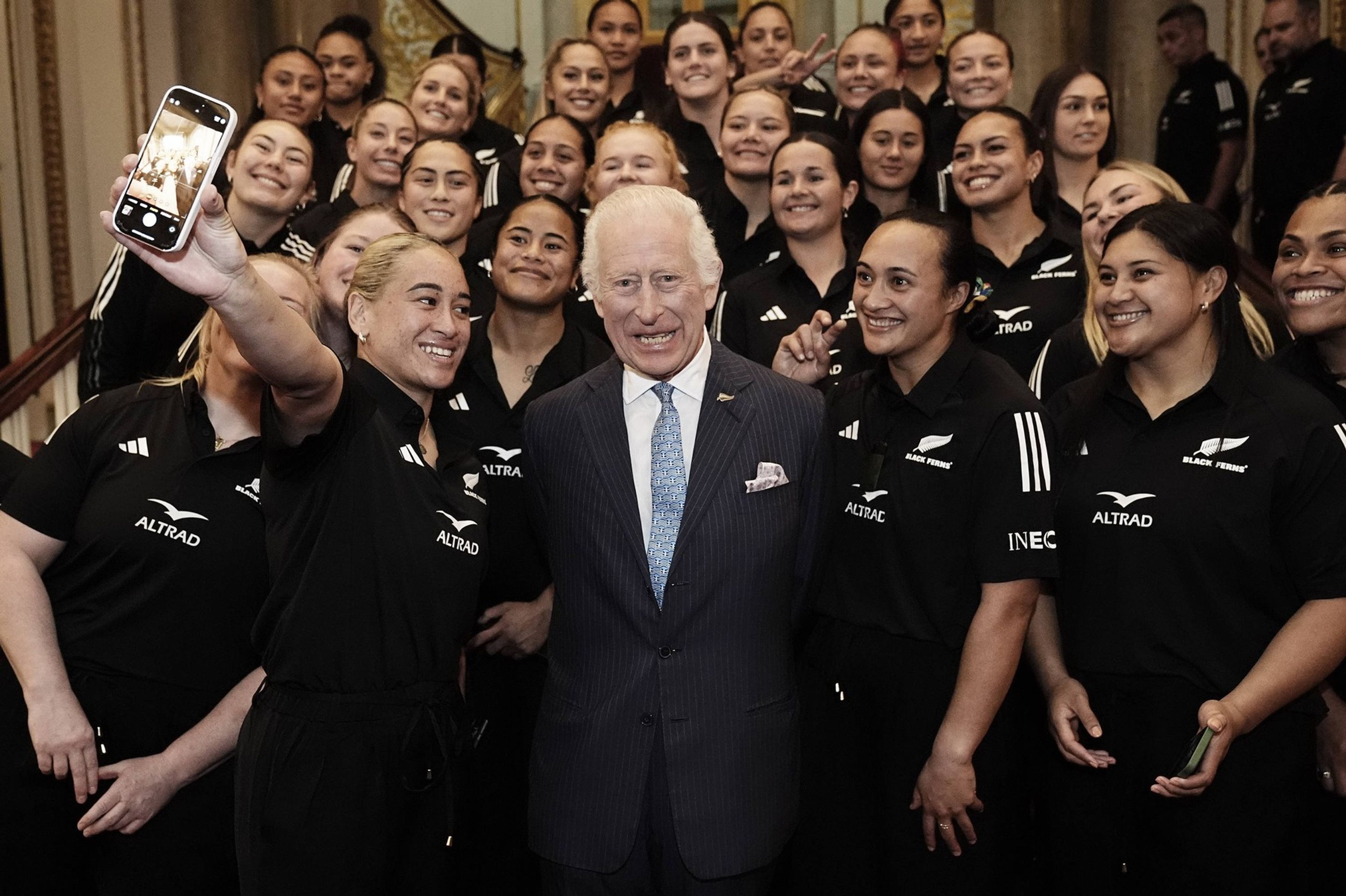 Král Karel III. přivítal v Buckinghamském paláci tým ženské rugbyové reprezentace Black Ferns (1) - Král Karel III. přivítal v Buckinghamském paláci ženský rugbyový tým (1/3)
