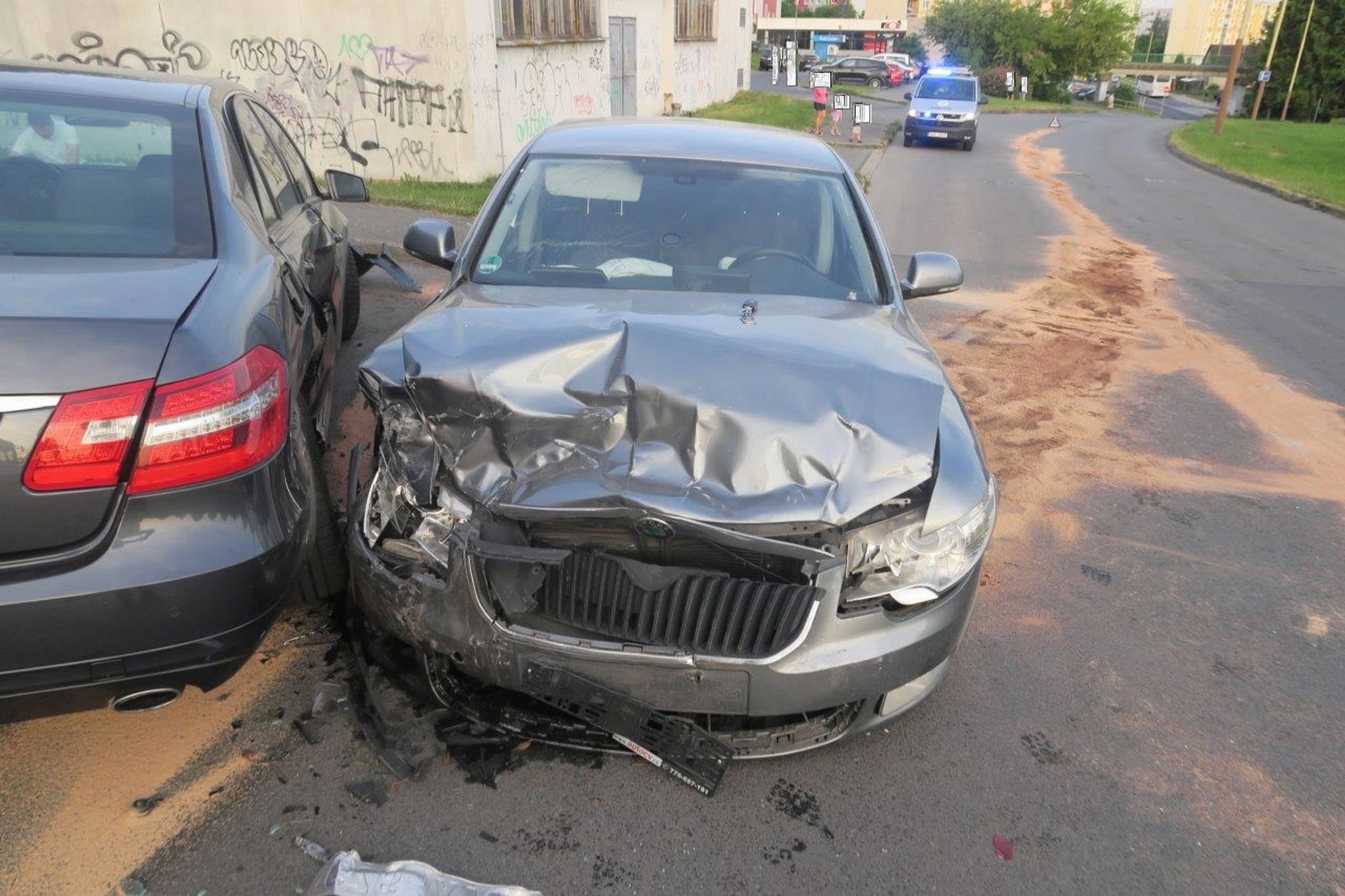 Opilý řidič bořil zaparkovaná auta jako domino - Opilý řidič bořil zaparkovaná auta jako domino (3/4)