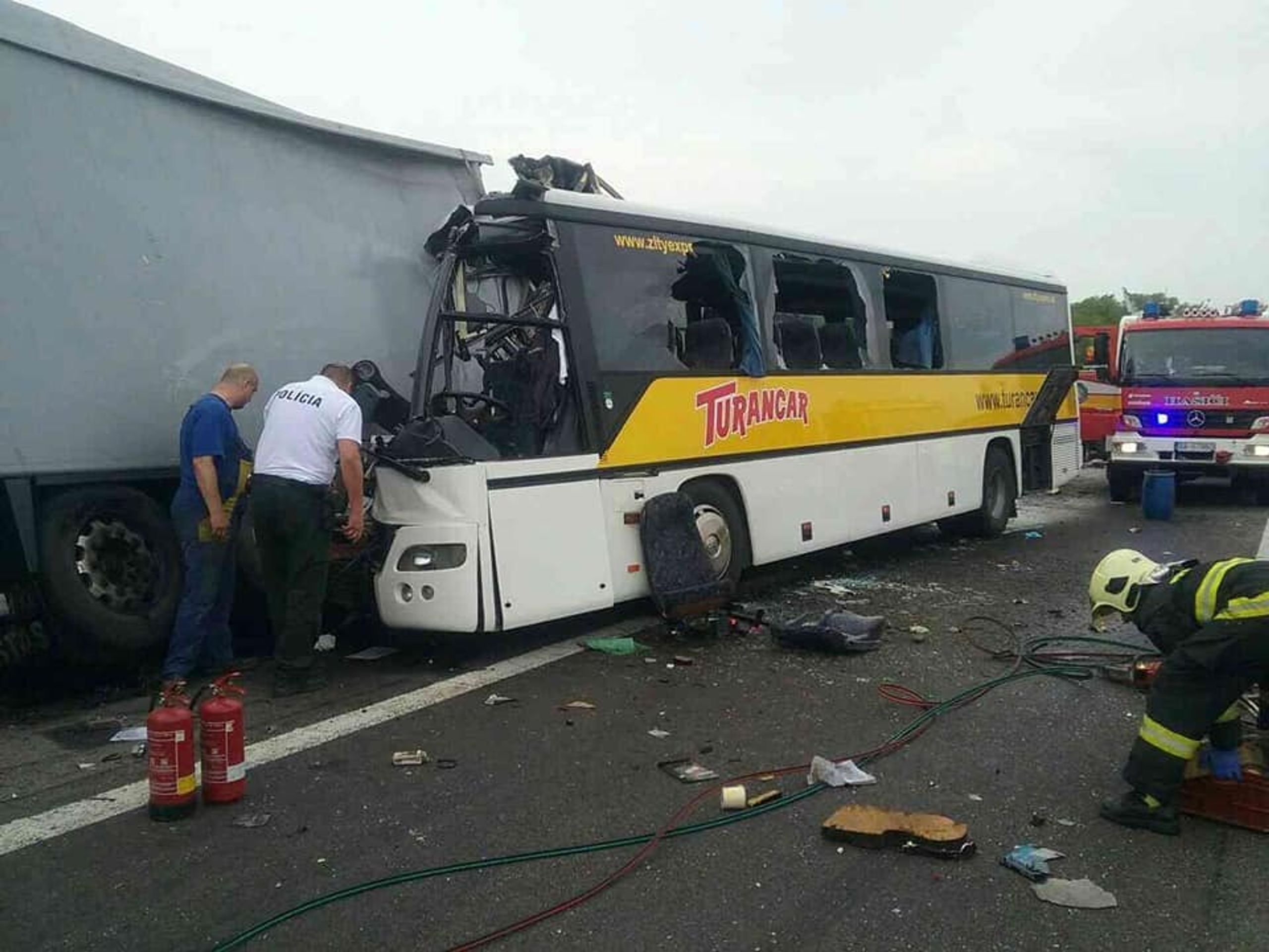 Autobus na Slovensku narazil do náklaďáku - 1 - GALERIE: Autobus na Slovensku narazil do náklaďáku (3/4)