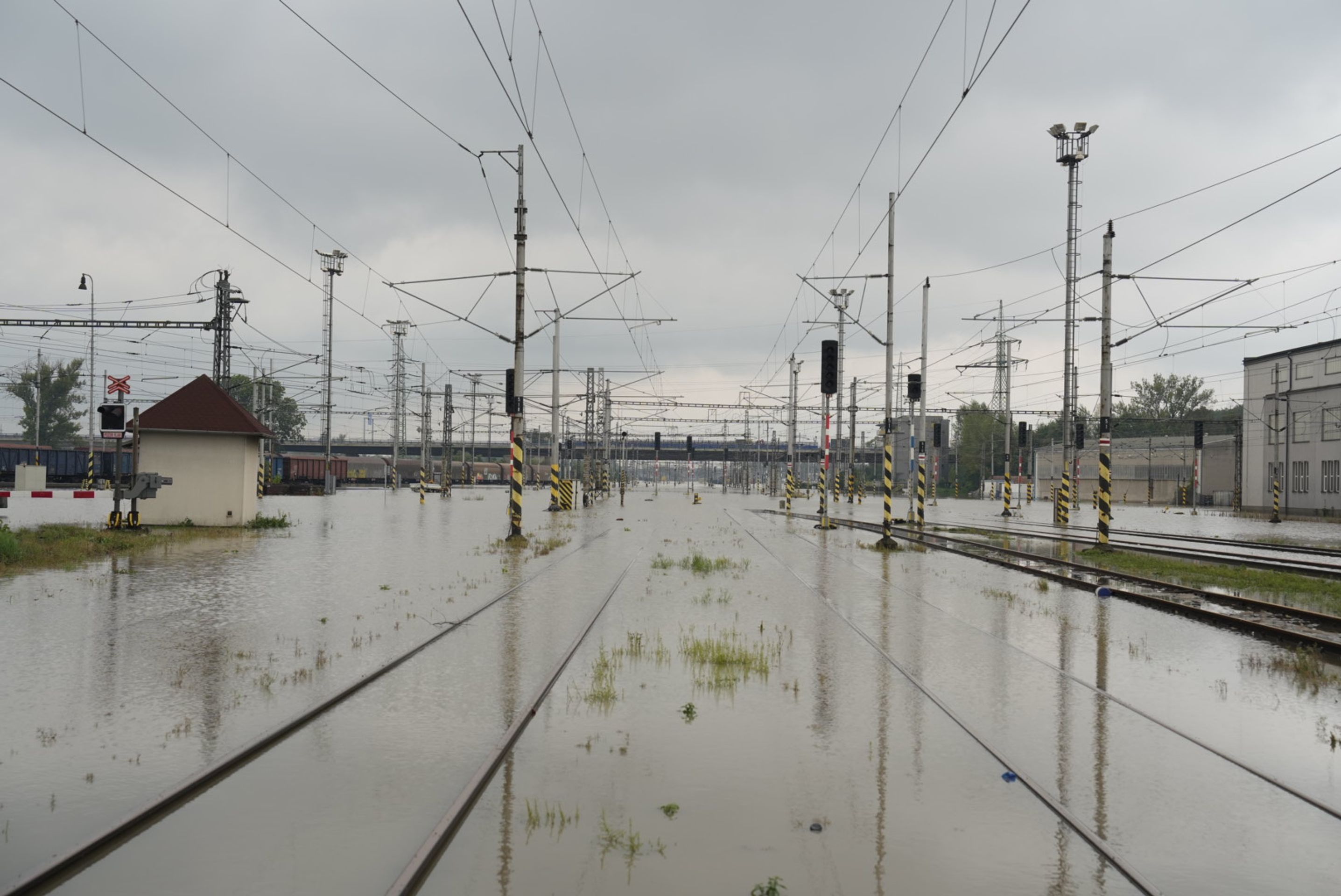 V důsledku rozsáhlých povodní je zastaven provoz na téměř 60 úsecích tratí po celém Česku (1) - Povodně zabrzdily dopravu na dráze (3/4)