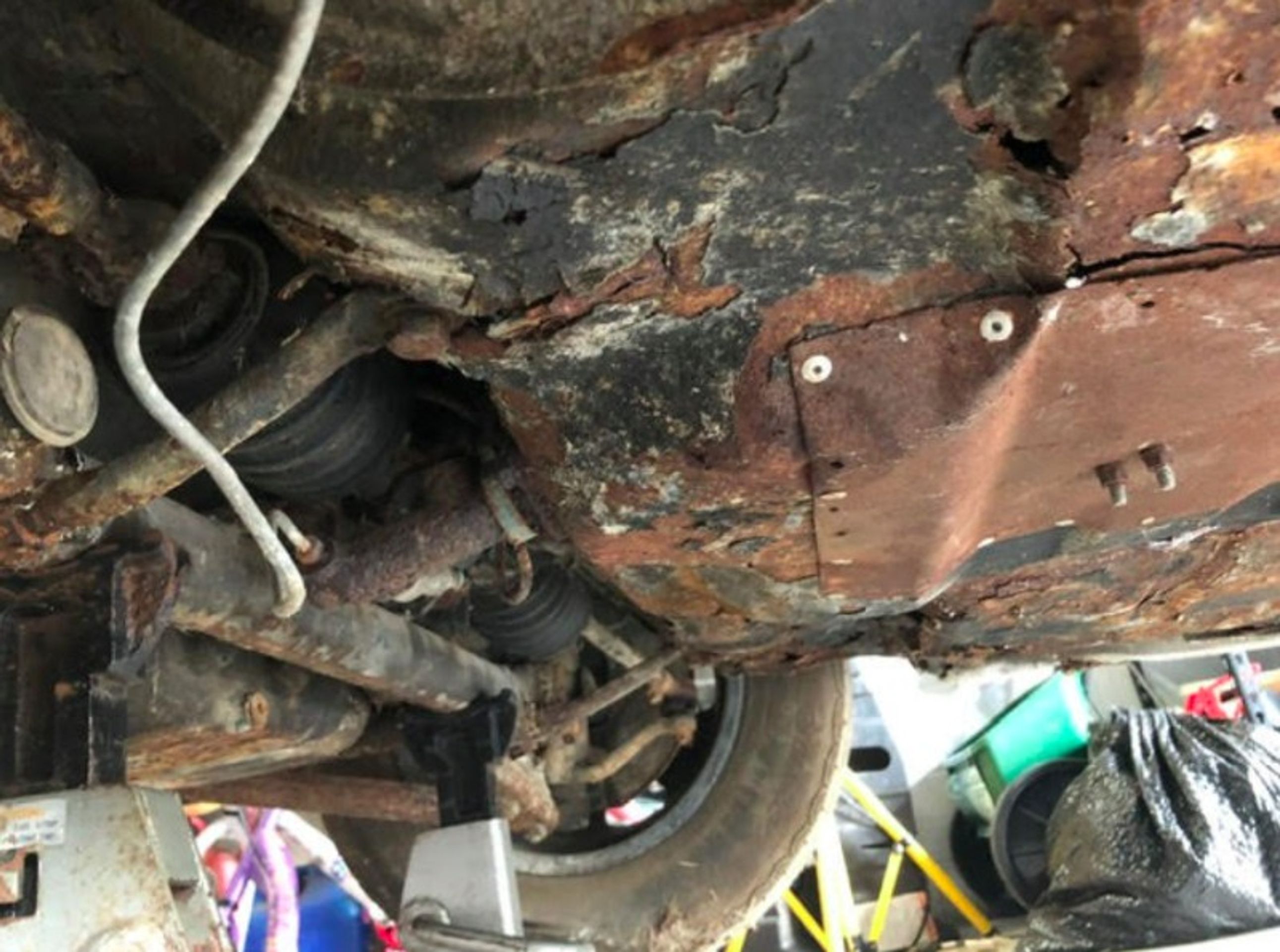 Porsche 911 roky leželo pod rozvalinami garáže - 33 - Fotogalerie: Takhle vytahovali poklad ze sutin (14/15)