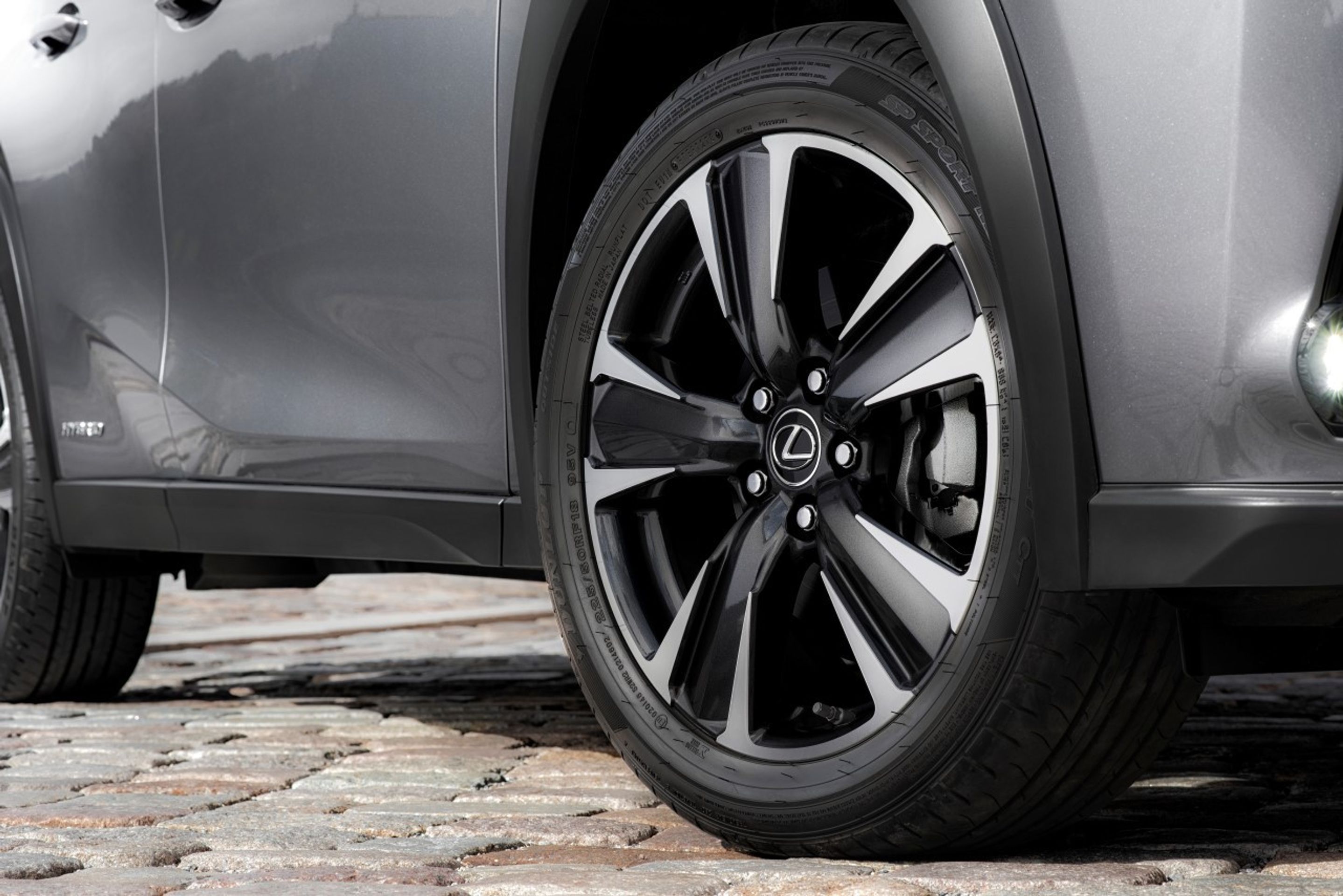 Hybridní crossover Lexus UX 250h - 14 - Fotogalerie: Crossover Lexus UX - elektromobil vs. hybrid (5/21)