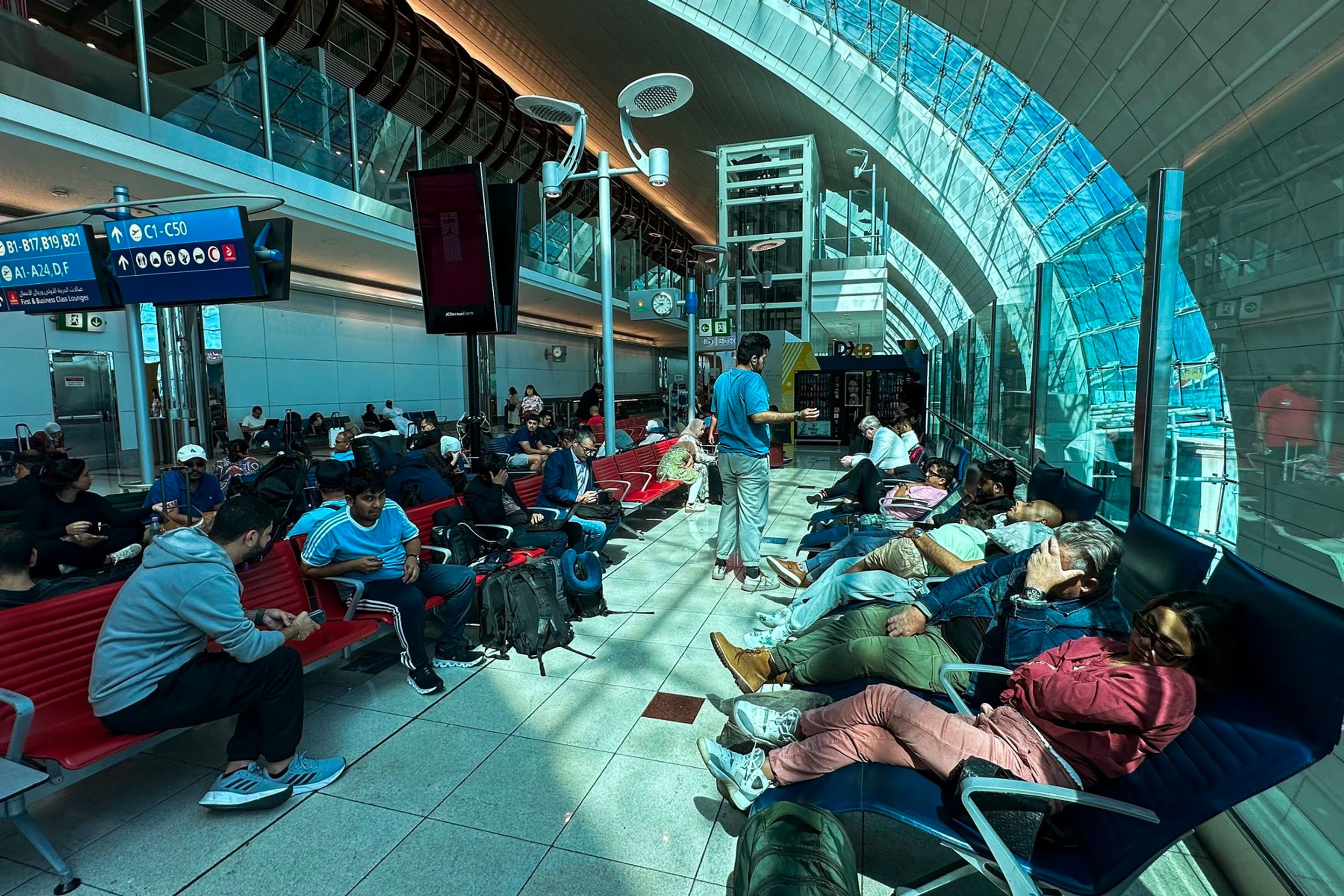 Lidé jsou uvězněni na Dubajském letišti, 17. 4. 2024 - Záplavy v Dubaji (5/11)