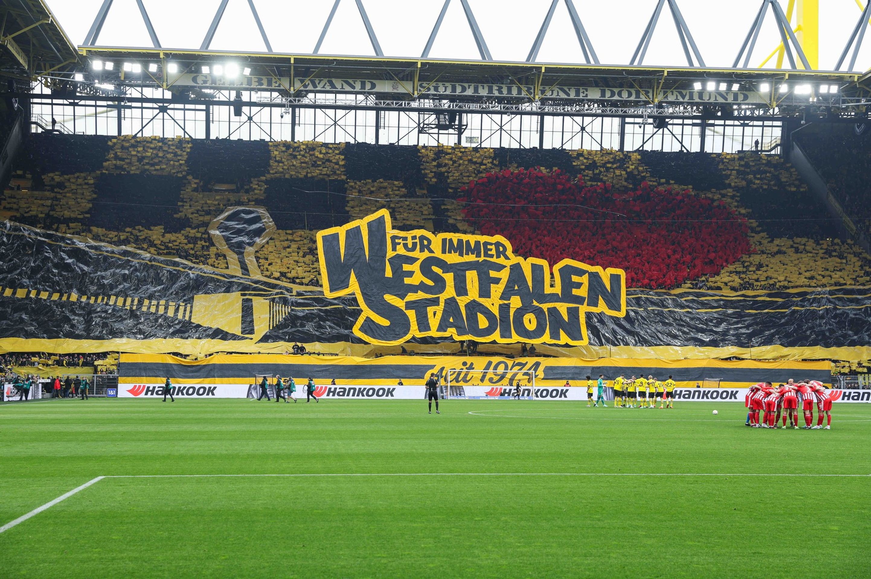 Choreo fanoušků Borussie Dortmund na slavném Signal Iduna Parku - Nejkrásnější chorea fanoušků Borussie Dortmund (2/7)