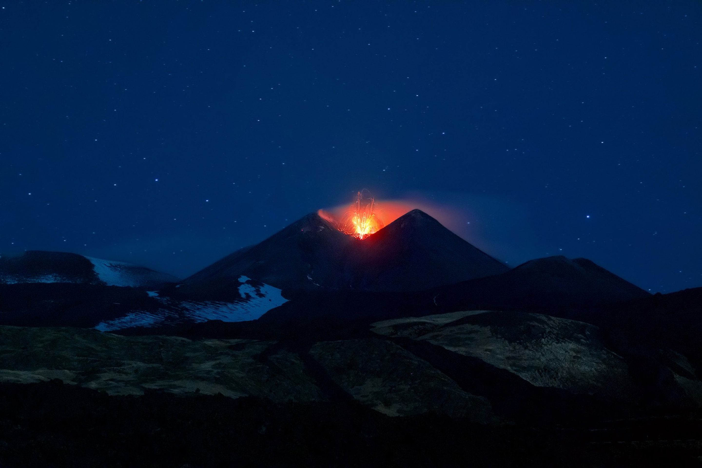 Italská sopka Etna začala chrlit lávu (2) - Italská sopka Etna chrlí lávu (4/6)