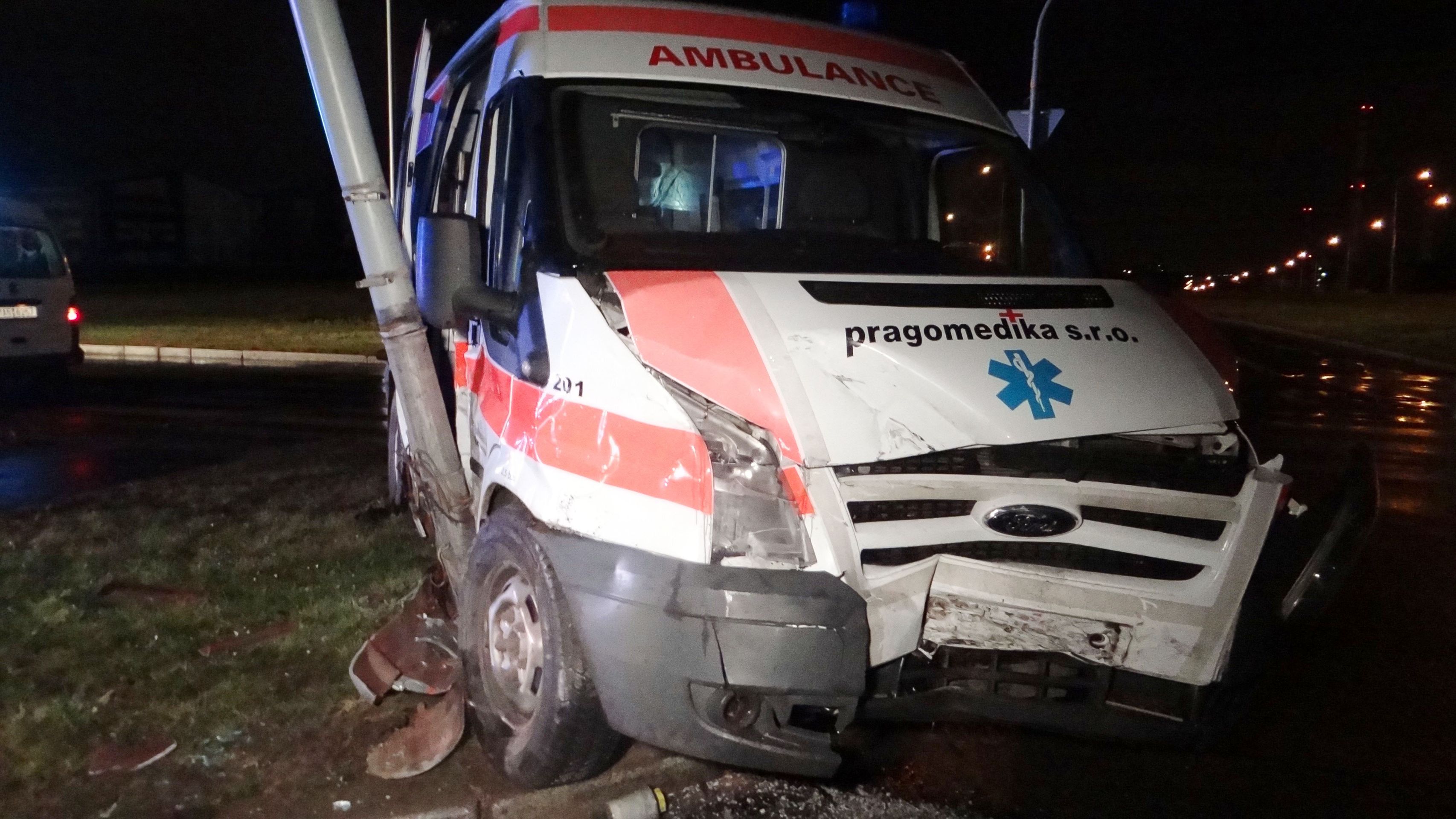 Řidiče osobáku museli vyprostit, v sanitce všichni vyvázli bez úhony - GALERIE: Nehoda sanitky v pražských Malešicích (1/4)