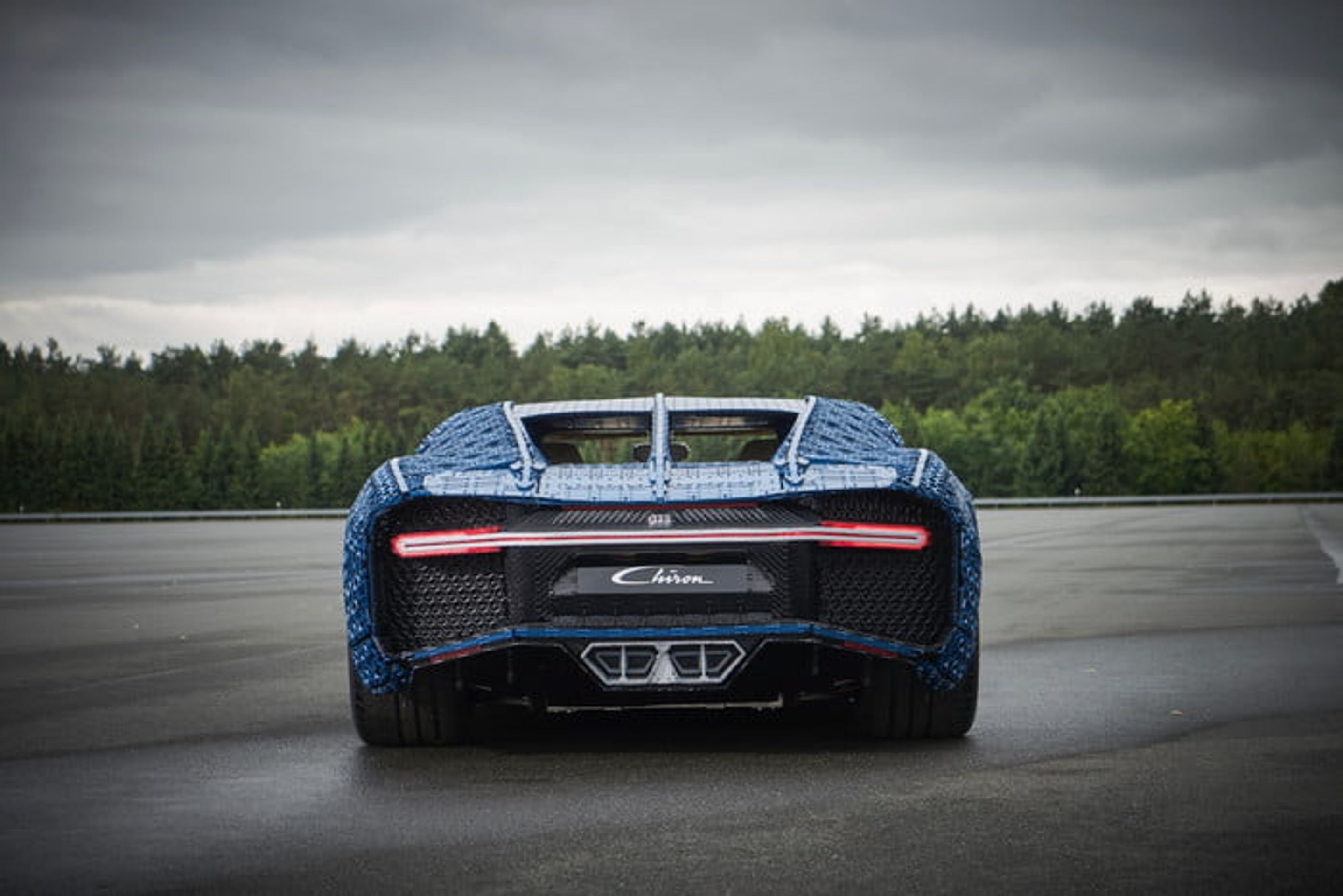 Bugatti Chiron z lega - Fotogalerie: V Kladně postavili pojízdné bugatti z lega (6/14)