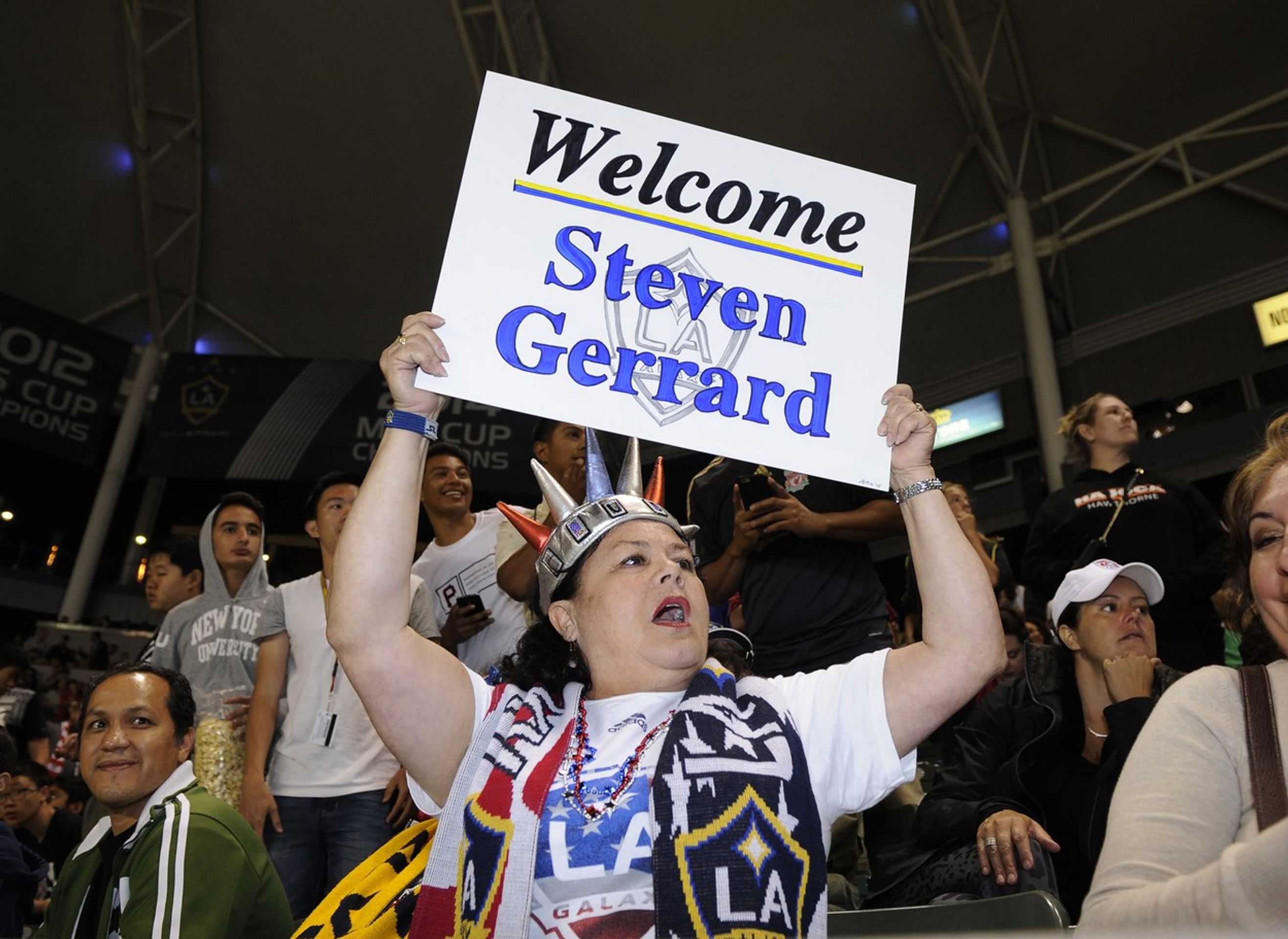 Steven Gerrard v Los Angeles - Galerie: Gerrarda vítal v Los Angeles zaplněný stadion (2/5)