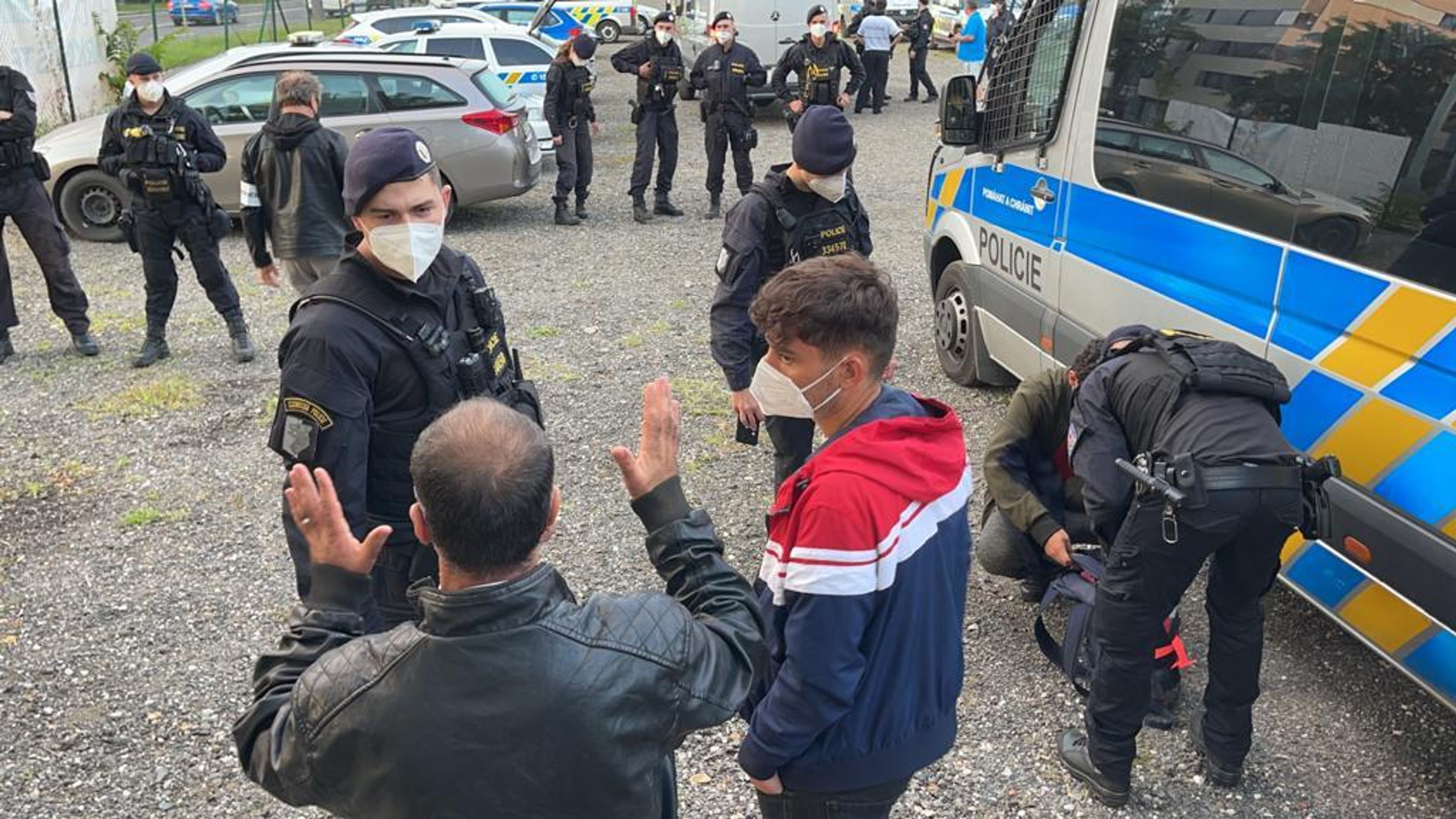 Dodávka s migranty ujížděla policii - 23 - GALERIE: Migranti utíkali před policií (4/26)