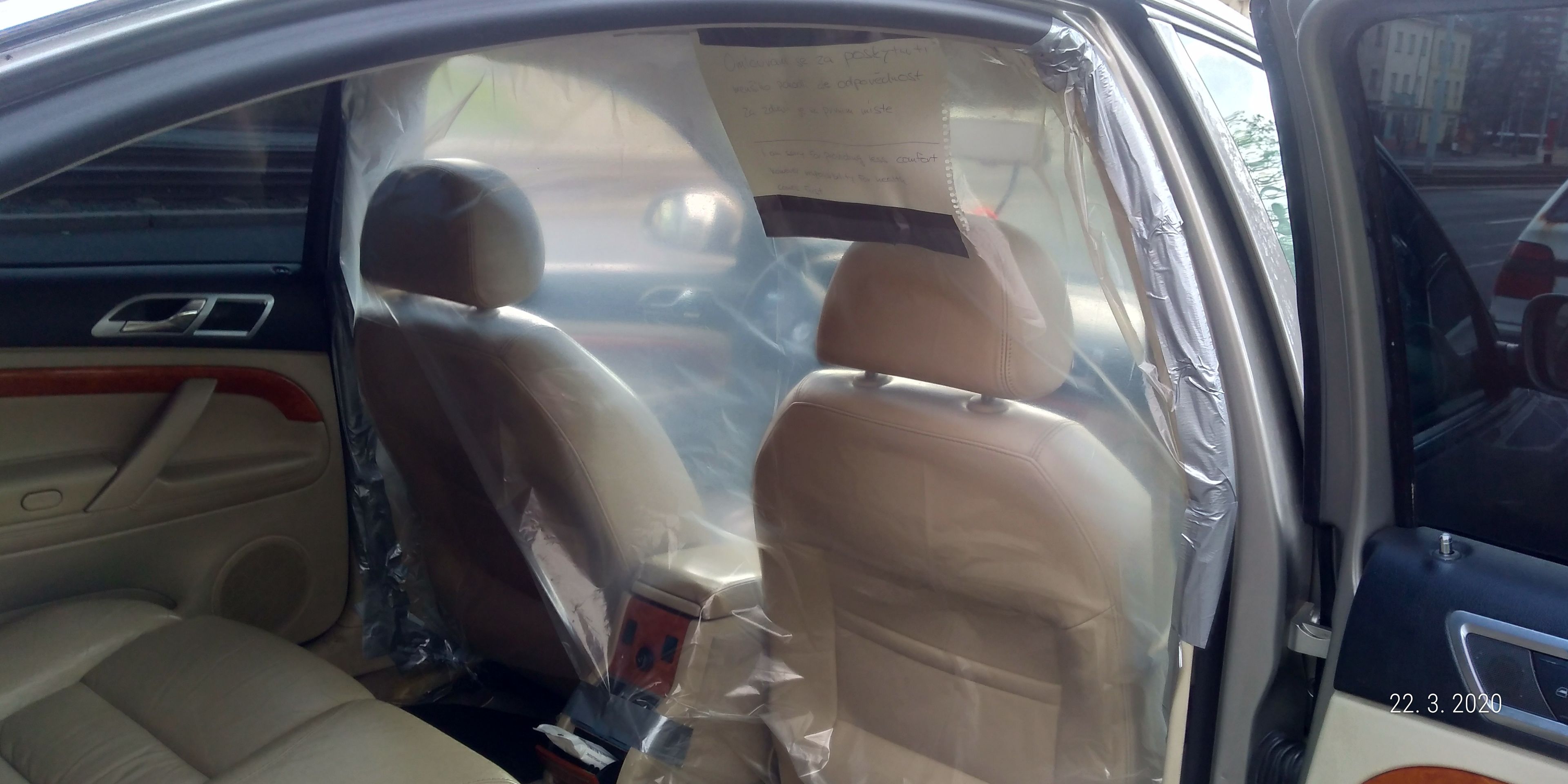 Igelitové přepážky v taxících - 8 - Fotogalerie: Taxikáři se chrání proti koronaviru (1/5)