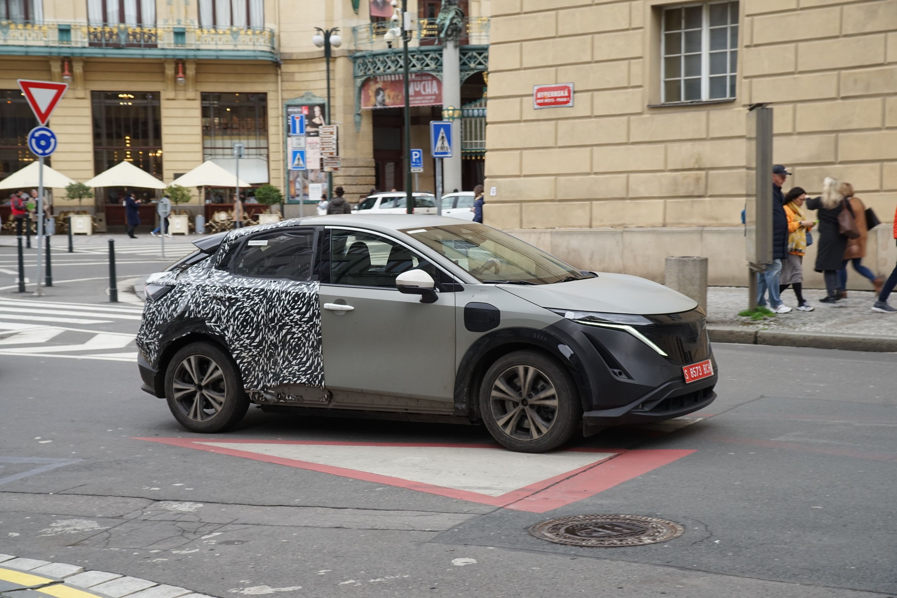 Testovací muly Nissanu v centru Prahy - Novinky od Nissanu (1/13)