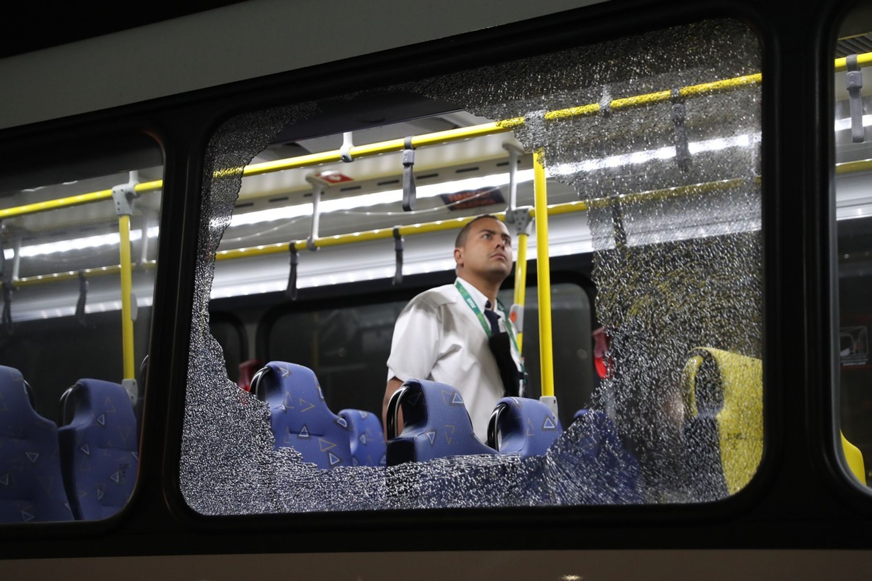 Útok na autobus s novináři v Riu - 1 - GALERIE: Útok na autobus s novináři v Riu (1/4)