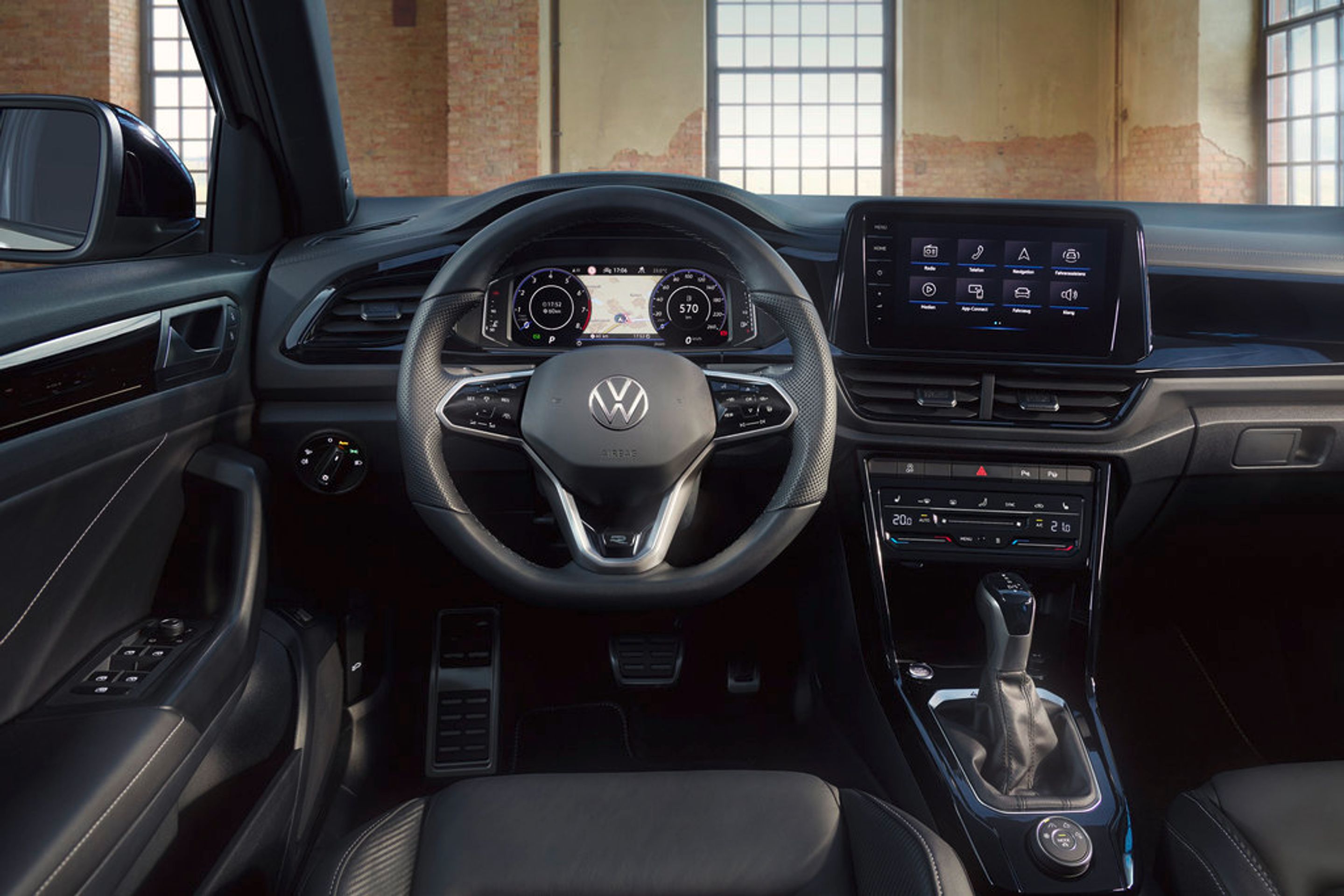 Modernizovaný Volkswagen T-Roc - Modernizovaný Volkswagen T-Roc vyjede ve sportovní verzi i jako kabriolet (13/18)