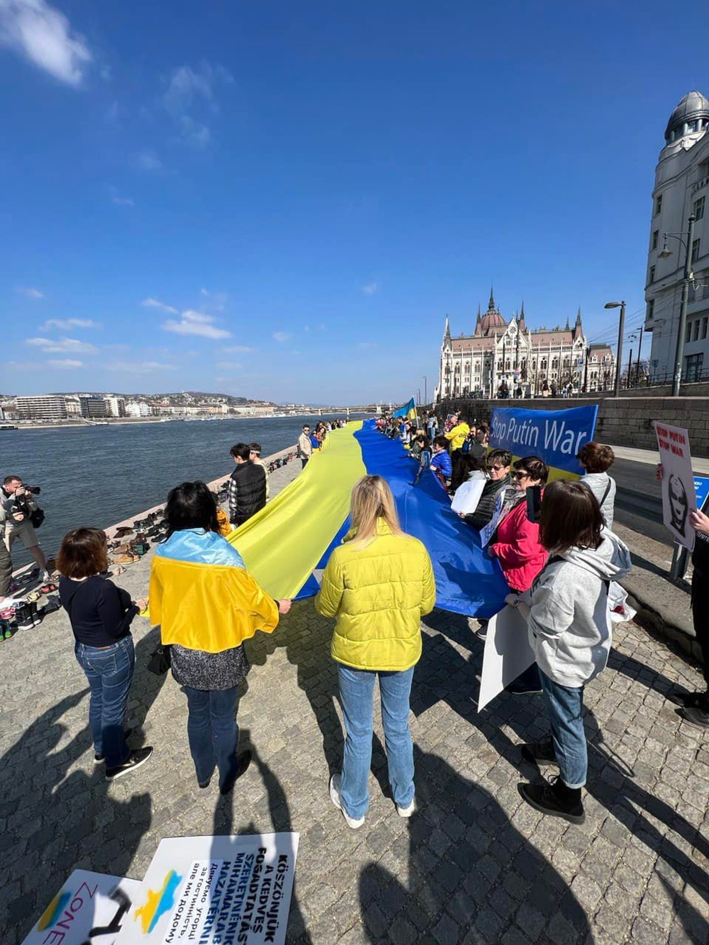 Protesty v Budapešti - Protesty u památníku obětem nacismu v Budapešti (4/8)