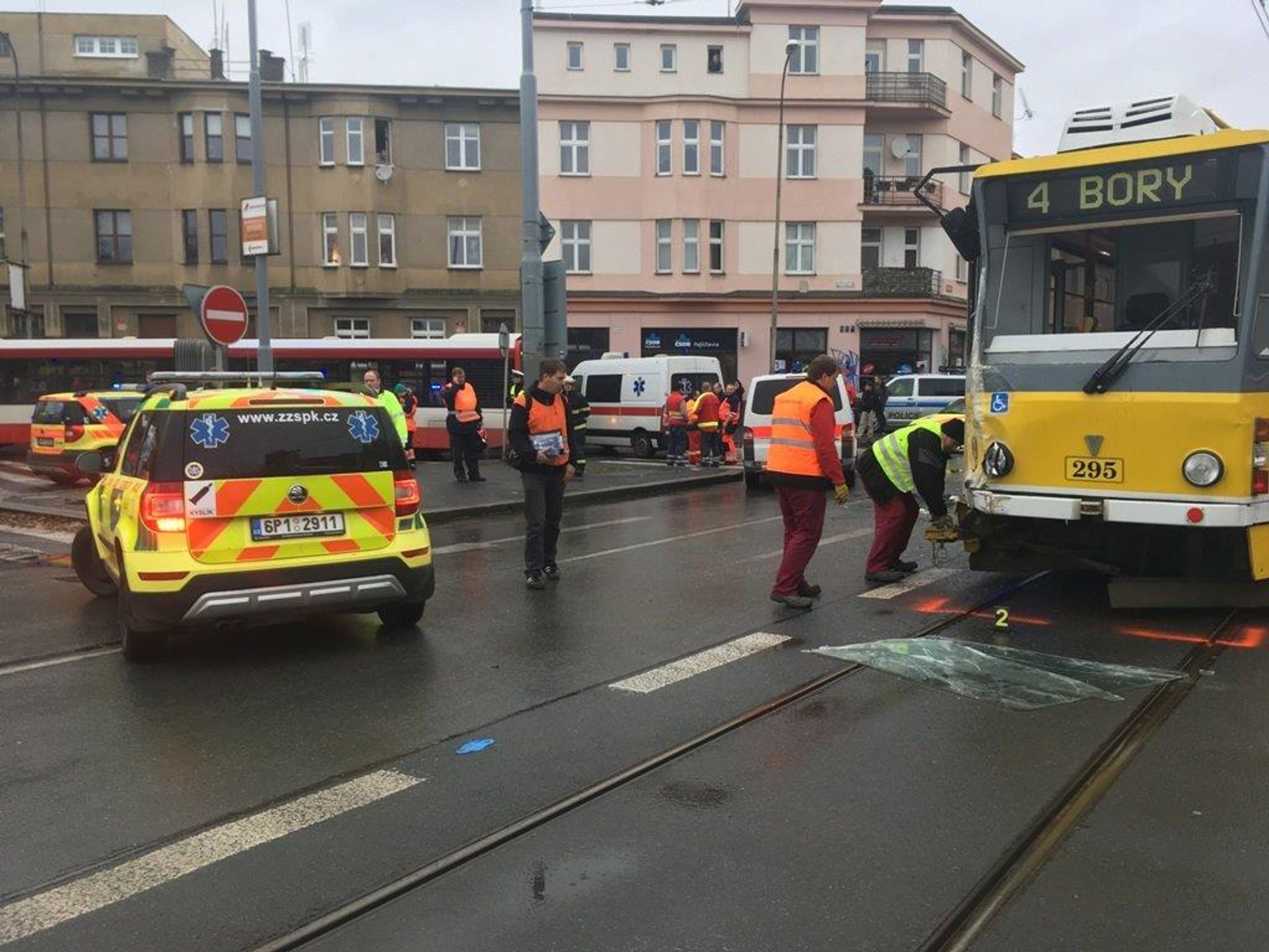 Nehoda tramvaje a autobusu v Plzni - 3 - GALERIE: Nehoda tramvaje a autobusu v Plzni (3/7)