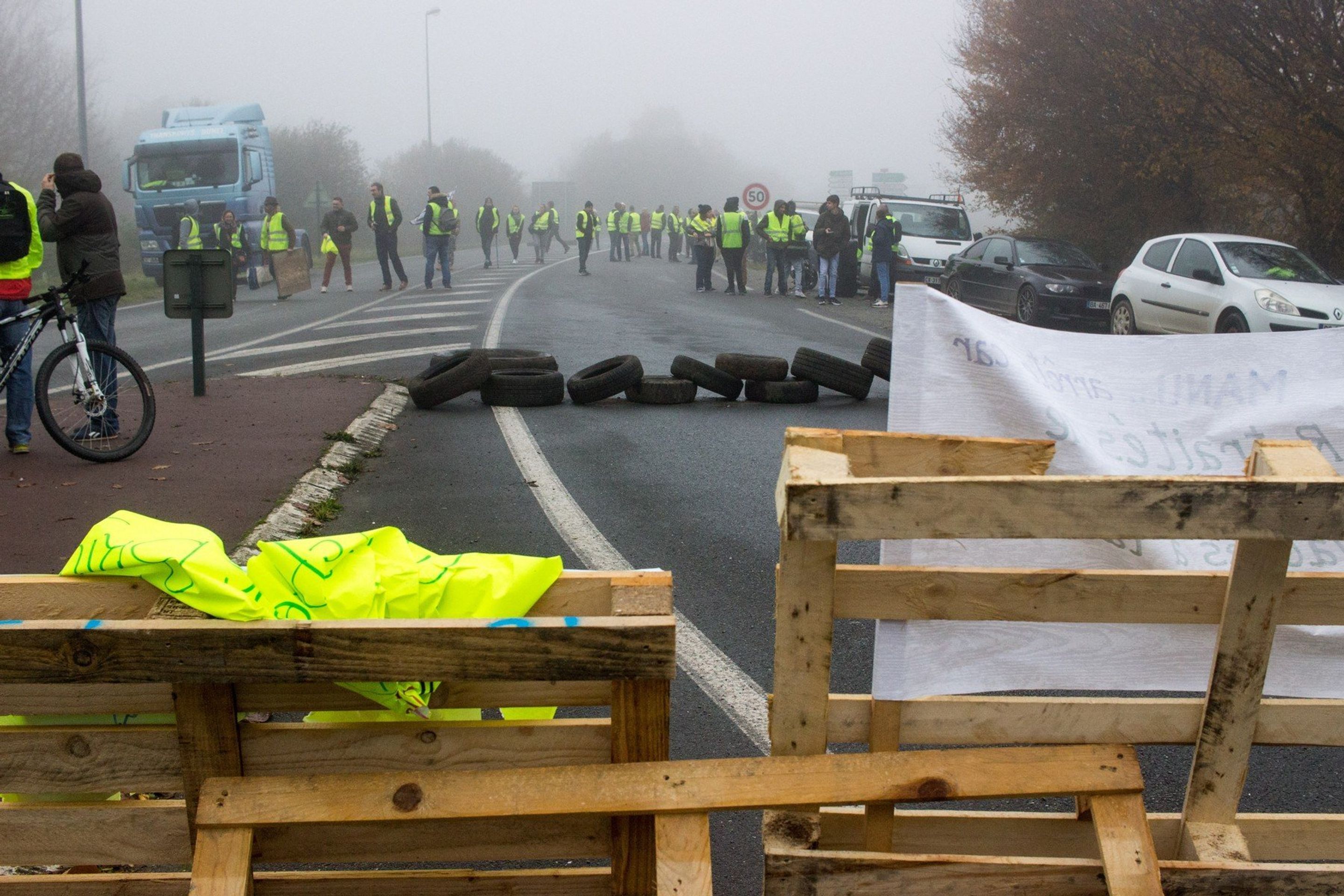 Ve Francii vypukly masivní demonstrace - 3 - GALERIE: Demonstranti ve Francii na silnicích vytvořily blokády (3/5)