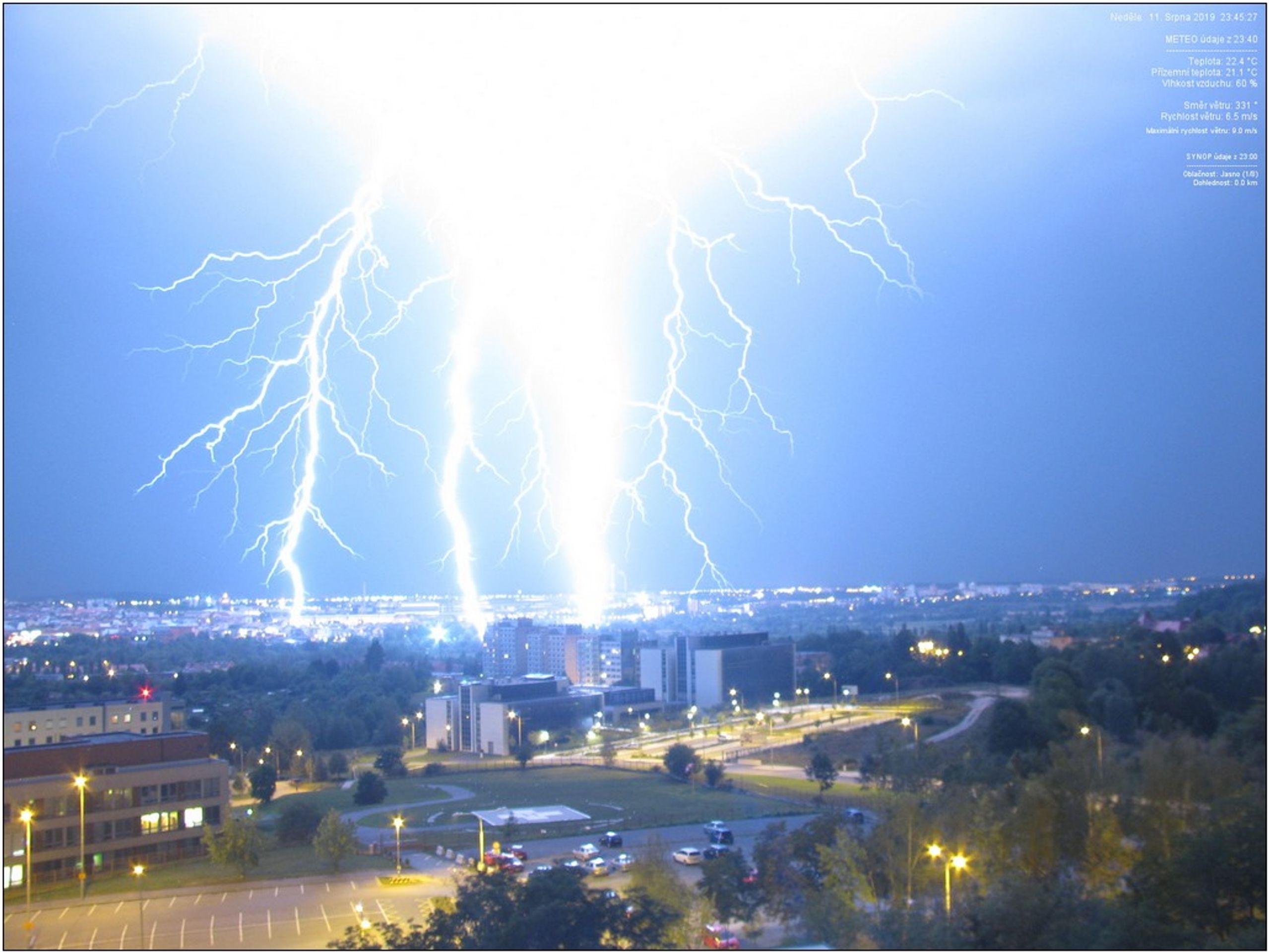Blesk v Plzni - stanice na Mikulce - GALERIE: Bouře s výraznou bleskovou aktivitou nad Českem (1/10)